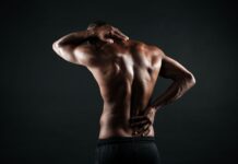 Homem com dor lombar destaca importância da postura e fortalecimento muscular para manter uma coluna saudável e prevenir lesões.