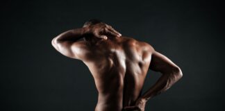 Homem com dor lombar destaca importância da postura e fortalecimento muscular para manter uma coluna saudável e prevenir lesões.