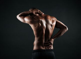 Homem com dor lombar destaca importância da postura e fortalecimento muscular para manter uma coluna saudável e prevenir lesões.