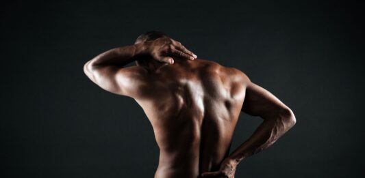 Homem com dor lombar destaca importância da postura e fortalecimento muscular para manter uma coluna saudável e prevenir lesões.