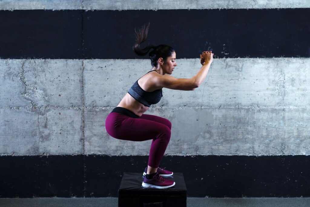 Mulher realizando treino funcional em academia Mulher realizando treino funcional em academia.