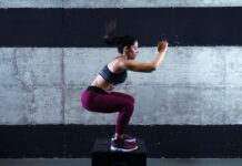 Mulher realizando treino funcional em academia.