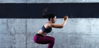 Mulher realizando treino funcional em academia.