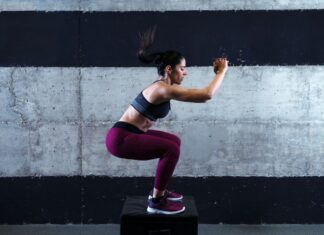 Mulher realizando treino funcional em academia.