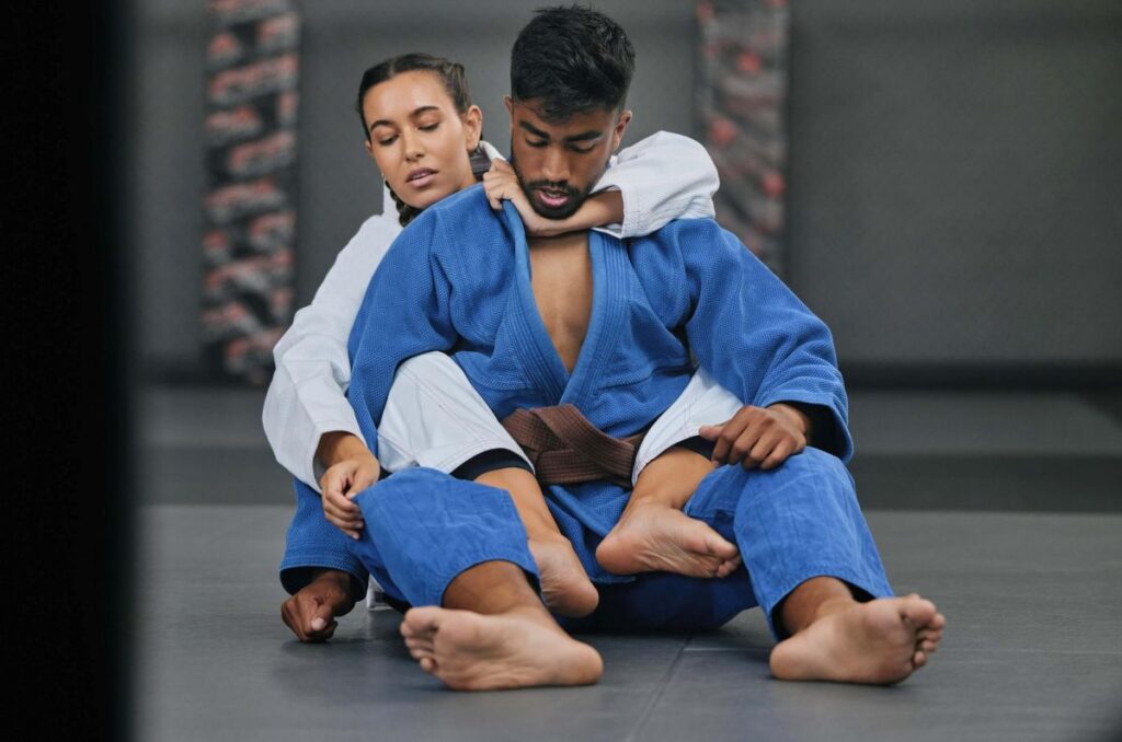 Dois praticantes de jiu-jitsu no tatame Dois praticantes de jiu-jitsu no tatame.