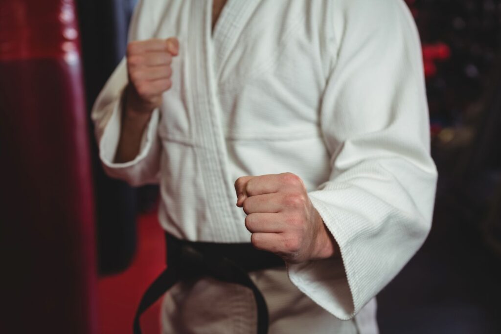 Pessoa vestida com um quimono branco tradicional de jiu jitsu Pessoa vestida com um quimono branco tradicional de jiu jitsu.