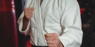 Pessoa vestida com um quimono branco tradicional de jiu jitsu.
