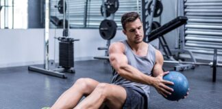Homem realizando exercícios funcionais com medicine ball.