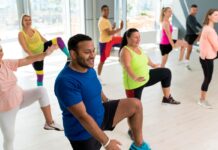 Pessoas se divertindo na aula de dança.
