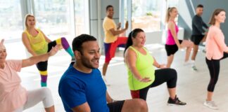 Pessoas se divertindo na aula de dança.