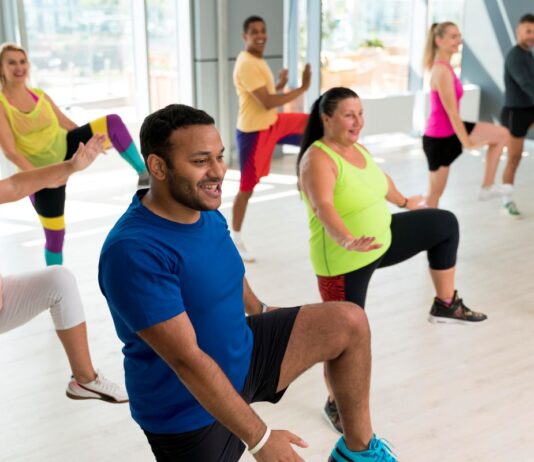 Pessoas se divertindo na aula de dança.