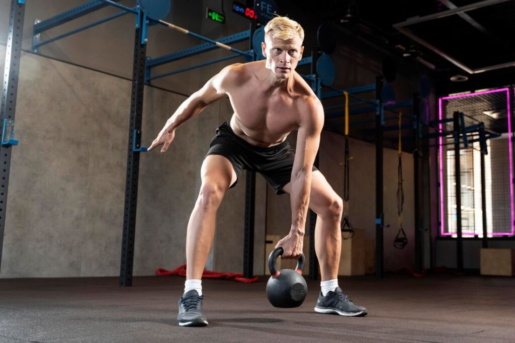 Homem fazendo treino com kettlebell Homem fazendo treino com kettlebell.