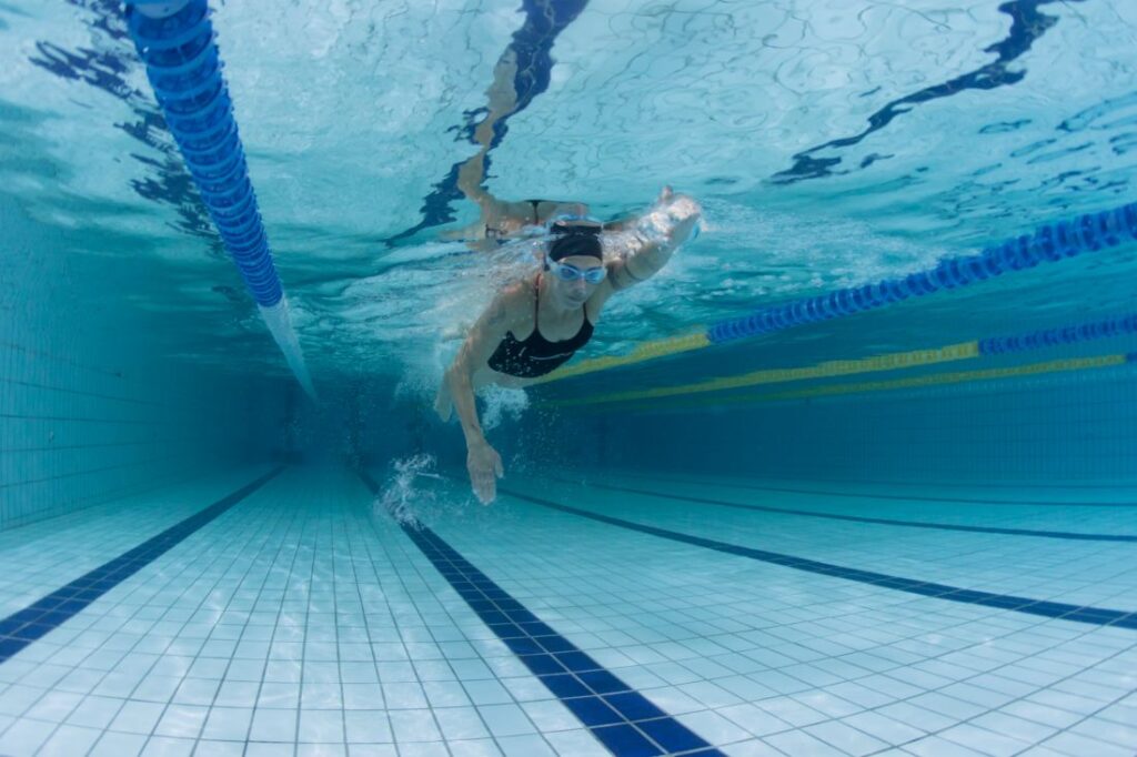 Mulher praticando natação em uma piscina Mulher praticando natação em uma piscina.