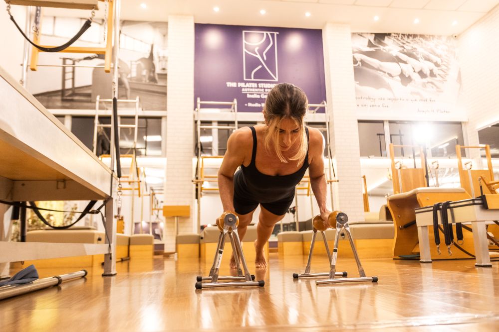 Mulher praticando pilates na Cia Athletica com equipamento Mulher praticando pilates na Cia Athletica com equipamento.