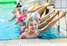 Colocar uma criança em uma escola de natação infantil vai proporcionar a ela benefícios que vão se estender ao longo da vida. Saiba mais no post.