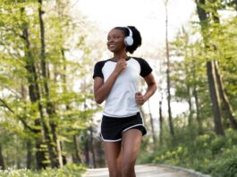 Mulher jovem praticando corrida de rua.