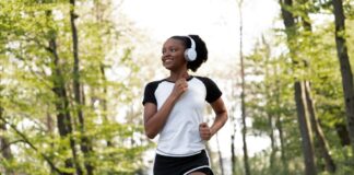 Mulher jovem praticando corrida de rua.