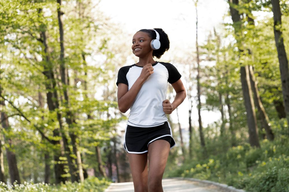 Mulher jovem praticando corrida de rua.