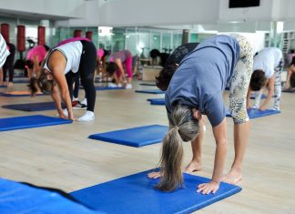 Dor na lombar: 10 exercícios para prevenção e tratamento A dor na lombar (ou lombalgia) é uma das dores mais comuns entre as pessoas de todas as idades. Surge ao se levantar ou inclinar, na parte inferior da coluna. A solução para melhorar esse desconforto é realizar exercícios para fortalecer a lombar. Então, se você sofre com esse problema, continue acompanhando este post para saber como aliviar a dor na lombar! Como aliviar a dor na lombar rápido? Ao realizar exercícios para dor lombar, você fortalece a musculatura do core, que envolve toda a região abdominal e parte de trás do corpo. A prática de atividades físicas, além de trazer bem-estar, por causa da liberação de hormônios de felicidade e prazer, também ajuda a relaxar os músculos no momento posterior ao exercício, ou seja, ajuda a aliviar a dor forte na lombar. Os exercícios para coluna lombar permitem o fortalecimento muscular e a estabilização da região do core. Isso vai evitar e até tratar a dor intensa na lombar. Dor na lombar: o que pode ser? A dor na lombar, ou nas costas, é um problema que atinge homens e mulheres de todos os lugares. Segundo dados de 2021 da Organização Mundial da Saúde, 80% da população vai desenvolver essa condição em algum momento da vida. E não pense que isso acontece apenas com a execução errada de exercícios na academia. Os principais motivos que levam isso a acontecer também incluem má postura, sobrepeso, esforço físico repetitivo no trabalho ou nos afazeres domésticos e perda de massa muscular. A lombalgia geralmente é causada por uma lesão no músculo, mau alinhamento das vértebras ou compressão dos discos intervertebrais. Ela pode se originar de um desequilíbrio entre a força e a flexibilidade das musculaturas anterior e posterior do tronco, que acabam proporcionando também alterações posturais importantes. A dor lombar pode se irradiar para as pernas, com ou sem dormência, isso é conhecido como ciatalgia ou dor no ciático, o nervo envolvido nesta situação. Então, quando a pessoa tem um estilo de vida sedentário, ou tem esses hábitos e condições que citamos acima, tem essa região do corpo enfraquecida, inflexível e rígida. Dependendo da posição e do movimento, o próprio corpo tenta compensar essa força e sobrepeso colocados sobre ele, causando uma lesão no músculo, uma dor na região lombar e até uma hérnia de disco. Por isso, também é comum que mulheres sintam dor na lombar na gravidez, por causa do sobrepeso da barriga que causa um impacto na região posterior, quando a musculatura não está fortalecida. Mas há uma forma muito simples de aliviar esse desconforto ou evitá-lo, que é com a prática de exercícios regulares para a lombar. Qual exercício para fortalecer a lombar? Portanto, para você não ocasionar ainda mais lesões, precisa praticar os exercícios indicados para este problema, como aulas de pilates e alongamento. Se o objetivo for a perda de peso, as melhores opções são os exercícios aquáticos, como a natação e a hidroginástica, pois são alternativas de exercícios com muito pouco ou nenhum impacto sobre as articulações da coluna. Outros tipos de exercícios podem ser inadequados, porque causam mais pressão nos ligamentos e nos discos da coluna vertebral, o que pode piorar a dor. Esse é o caso da corrida e de outras atividades que incluem saltos ou saltitos. No entanto, para quem tem dores muito intensas, é preciso procurar uma orientação médica, para aliar os exercícios para dor na lombar com o uso temporário de relaxantes ou anti-inflamatórios. Dor na lombar: o que fazer? Agora que você já sabe quais são as possíveis causas da dor na lombar e o que deve fazer para evitá-la, vamos te explicar os exercícios para aliviar dor na coluna lombar. Abdominais Enquanto sente dor na lombar direita ou esquerda, evite realizar abdominais completas. Assim sendo, invista nos exercícios para fortalecer a coluna lombar e cervical, como as abdominais parciais que focam nos músculos das costas e da barriga. Para realizá-los é preciso deitar de barriga para cima, com os joelhos dobrados e os pés firmes no chão. Faça os abdominais com as mãos atrás do pescoço ou com os braços cruzados sobre o peito. Levante os ombros do chão devagar em direção aos joelhos, expirando. Elevação de uma perna por vez Quem tem muita dor na lombar pode fazer esse exercício. O que você não pode fazer é a elevação simultânea das pernas. Deite de costas com uma perna esticada e a outra dobrada. Mantenha a região lombar totalmente encostada no chão e levante lentamente a perna esticada por 15 segundos. Depois, retorne a perna ao chão e repita o movimento na outra perna. Alongamento com pernas cruzadas O alongamento é um dos exercícios para quem tem problema na coluna lombar e é bem fácil de fazer. Sente-se em uma cadeira e fique com as costas bem retas, mantendo o olhar reto para frente. Cruze uma perna por cima da outra e incline o tronco para frente, até sentir que houve um alongamento na região dos glúteos. Permaneça assim por 30 segundos e depois alterne as pernas. Alongamento do joelho ao peito Fique deitado de costas com os joelhos dobrados e os pés bem apoiados no chão. Use as duas mãos para puxar um dos joelhos em direção ao peito. Segure por cerca de 5 segundos, com a musculatura abdominal bem contraída. Troque a perna e faça o mesmo movimento. Elevação pélvica Deite com a barriga virada para cima, deixe as mãos apoiadas no chão e os joelhos flexionados. Suba e desça lentamente a pelve, mas sem encostar os glúteos no chão. Faça 10 repetições deste exercício. Extensões traseiras Esse exercício também ajuda a fortalecer a musculatura de quem tem dor na lombar direita ou esquerda. Fique deitado de bruços, com os braços dobrados na altura dos ombros. Vá subindo o tronco lentamente, sem elevar a pelve, apoiando as mãos e deixe os cotovelos no chão, e permaneça assim por alguns segundos. Perna estendida em 3 apoios Para quem tem dor na lombar e nas pernas esse é um ótimo exercício para ajudar a estabilizar a região. Se apoie de quatro no chão, com as mãos e os joelhos bem firmes. Levante e estenda uma perna para trás. Com os músculos da barriga contraídos, mantenha os quadris nivelados. Segure por 5 segundos e troque de perna. Ponte invertida no solo Para quem tem dor na lombar do lado direito ou esquerdo, os exercícios de ponte são excelentes para trabalhar toda a muscular dos glúteos. Esses músculos fortalecidos vão ajudar nos movimentos que exigem a movimentação do quadril e acionam a lombar. Então, fique deitado de costas com os joelhos dobrados e os pés apoiados no chão, na largura dos quadris. Levante o quadril do chão até fazer uma linha reta dos joelhos aos ombros e contraia os glúteos, por alguns segundos. Faça 3 séries desse exercício, repetindo o movimento por 15 vezes em cada. Veja também: Yoga para iniciantes: 10 posições que devem ser praticadas Qual melhor exercício para coluna lombar? A dor na lombar pode ter várias causas, como falamos anteriormente, e isso também interfere na escolha do exercício. Os alongamentos, por exemplo, são os exercícios para hérnia de disco lombar mais indicados. Por outro lado, exercícios para quem tem bico de papagaio na lombar são as aulas de pilates. Já os exercícios para artrose na coluna lombar envolvem os alongamentos e exercícios de fortalecimento sem carga. Para saber quais exercícios para alongar a lombar e fortalecê-la são os mais indicados para você, consulte um profissional de Educação Física. Quer saber mais? Procure a unidade mais próxima da Companhia Athletica e agende AGORA a sua aula experimental!