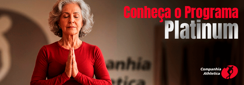 Conclusão Mulher idosa praticando exercício de concentração e respiração em ambiente de academia, com destaque para o Programa Platinum da Cia Athletica voltado ao público sênior.