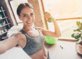 Defina seus objetivos O atleta iniciante precisa definir o que pretende ao realizar exercícios físicos. Quer apenas ganhar condicionamento? Quer emagrecer? Quer ganhar massa muscular e definir melhor a musculatura? Quer se divertir? Ao definir, será bem mais fácil escolher a atividade física que mais agradar ao iniciar e praticá-la com regularidade. Isso ajuda, por exemplo, a optar por um treino de corrida para iniciantes para emagrecer ou uma musculação para ganhar hipertrofia. Comece devagar e trace um plano Ninguém começa já no mesmo ritmo de um atleta de alto desempenho, não importa se são treinos funcionais para iniciantes ou treino de barra fixa para iniciantes. Por isso, um treino de academia para iniciantes também deve ter metas realistas, com um plano de regularidade para o praticante. Uma dica é começar mais devagar, com etapas mais fáceis. Peça orientações Quem está começando precisa de muita orientação para realizar os treinos para evitar lesões. Por exemplo, se o novo atleta pensou em um treino de corrida para iniciantes é preciso aprender como correr corretamente, saber qual o melhor tênis, quantas vezes e por quanto tempo treinar. Além disso, alguns treinos podem exigir exercícios associados, por exemplo, quem quer participar de um treino de futsal para iniciantes precisa entender também que deve fazer exercícios para fortalecimento da musculatura. Faça alongamentos Atletas de todos os níveis devem alongar-se antes e depois de cada exercício. Para iniciar é para aquecer os músculos, e ao finalizar, é para desfazer a tensão muscular gerada com os exercícios. Tempo de treino Uma dica do American College of Sports Medicine é que todas as pessoas façam pelo menos 150 minutos de treinos por semana. Esse tempo pode ser dividido em práticas diversificadas. De repente, o novo atleta quer fazer um treino de natação para iniciantes, mas também mesclar com exercícios aeróbicos como corrida e ciclismo ou até a prática de uma luta, como um treino de muay thai para iniciantes. Alimente-se adequadamente Quem está iniciando nas práticas fitness precisa saber que a alimentação é uma grande aliada dos resultados. Além disso, comer adequadamente dá suporte energético para a prática de exercícios e também, de acordo com os objetivos, também poderá ser uma excelente forma de ajudar o pós-treino. Em qualquer atividade escolhida, alimentos como proteínas, carboidratos e grãos são essenciais. Porém, para cada objetivo as quantidades vão variar. Então, vale também buscar ajuda nutricional. A Hidratação é essencial Em qualquer treino para iniciantes escolhido, o atleta deve estar bem hidratado antes, durante e depois do treino. Esse hábito é essencial. Quem não se hidrata direito e pratica atividades muito intensas pode colocar em risco até mesmo a saúde renal. Torne a atividade um hábito Importante é que o atleta iniciante entenda que a realização das atividades físicas precisa se tornar um hábito, só assim vai conseguir todos aqueles benefícios citados acima. Além disso, quando a prática física torna-se um hábito é mais fácil motivar-se para praticar os exercícios.