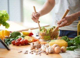 Um cardápio fit é aquele menu bacana que pode ajudar a potencializar os resultados de seus objetivos na academia. Veja nesse post, quais os benefícios de adotar receitas fitness no seu dia a dia e como montar um cardápio fit. Por que adotar um cardápio fit? Quem se alimenta de forma mais saudável vai encontrar nesse hábito um poderoso aliado para somar aos objetivos que pretende atingir com as atividades físicas, além de ganhar saúde a longo prazo. Seja para perder peso ou ganhar massa muscular, a comida fit não está associada a dietas da moda, mas sim com uma consciência maior a respeito do que vai contribuir com a fisiologia do corpo. Entre os benefícios de adotar um menu saudável, é possível garantir o que está fornecendo ao próprio organismo, fazendo melhores escolhas de nutrição, podendo contribuir até na prevenção de doenças cardiovasculares. Desenvolvendo o hábito de comer bem, o praticante de atividade física/atleta também poderá fazer uma reeducação alimentar para a vida toda. Além disso, é possível aderir a um hábito saudável que pode ser uma escolha barata. Quem opta por um cardápio da semana fit , além de ganhar saúde, também pode conseguir economizar- já que uma boa feira e um bom supermercado podem contribuir muito para o resultado dos seus treinos. Como é o cardápio fit? Quem adota um cardápio de comida fit para associar à boa forma vai ingerir alimentos com menos açúcar, menos gordura saturada e boa qualidade de proteína e carboidratos . Por isso, nesse menu sempre vão constar frutas, hortaliças, vegetais, cereais e grãos integrais e carnes magras. Mas quem pensa que um cardápio fit é só para emagrecer ou para ganhar massa muscular - e não deve caprichar no sabor- está muito enganado! Esse tipo de cardápio pode e deve ser muito saboroso. Uma dica é escolher alimentos saudáveis que sejam compatíveis com suas preferências e gostos alimentares, sem esquecer que um cardápio saudável deve ser rico e variado, com alimentos da época e ricos em nutrientes. Mas é importante elaborar um cardápio personalizado para você, com a quantidade e qualidade adequada para seu tipo físico. E para isso, procure sempre um nutricionista especializado. A orientação nutricional auxiliará em melhores resultados Para chegar no resultado correto dessa equação - malhar e comer bem - é preciso passar por uma avaliação nutricional, porque cada objetivo vai definir uma quantidade de alimento. Por exemplo, um cardápio semanal fit para quem quer emagrecer terá menos calorias, mas vai manter a qualidade nutricional. Já para quem quer ganhar massa, as porções vão caprichar nas proteínas, além dos carboidratos, vitaminas e minerais,que vão ajudar na construção dos músculos. Além disso, o cardápio fit para almoço e o cardápio fit para jantar também poderão ser diferentes, considerando que de dia as pessoas estão em plena atividade e tendem a ter mais gastos calóricos, enquanto à noite a alimentação precisa ser mais leve, para ajudar na qualidade do sono. De qualquer modo, em qualquer horário do dia, os exageros não devem ser a regra para quem quer adotar uma alimentação saudável. É claro que nossa alimentação é flexível e social, mas é muito importante a boa programação na sua rotina alimentar. Como fazer cardápio semanal fit? Uma boa dica para quem não quer correr o risco de escorregar e cometer algum erro na hora de se alimentar, é realmente adotar um cardápio semanal saudável. Muitas pessoas podem adotar as marmitas fit, que normalmente são elaboradas de forma balanceada, e são ótimas para quem não sabe cozinhar ou não tem tempo. Mas é preciso avaliar as ofertas para entender se os fornecedores utilizam ingredientes saudáveis e naturais no cardápio de marmita fit. Sugestões de cardápio No cardápio para marmita fit podem constar opções como frango com arroz integral e vegetais; patinho com legumes e saladas ou peixe com saladas e grãos. Mas também é possível aderir a lasanhas de massa integral, escondidinhos e estrogonofes elaborados com ingredientes adequados. A ordem é ter equilíbrio na composição dos cardápios, por isso, vale também apostar em panquecas integrais com diversos recheios, chips de legumes no forno e muffins salgados com legumes. E se a pessoa pode sentir falta de um doce, essa vontade pode ser suprida por frutas como sobremesa ou por pequenas porções de chocolate meio amargo, que também é um bom aliado das atividades físicas. Outra dica é que se a pessoa escolher um cardápio fit para congelar, só precisa ficar bem atenta à questão das validades. Mas não importa se você vai aderir à marmita fit no cardápio semanal simples para congelar ou você mesmo vai elaborar o próprio cardápio da semana fit. A dica é não perder de vista os objetivos e a orientação nutricional que vai potencializar seus resultados.