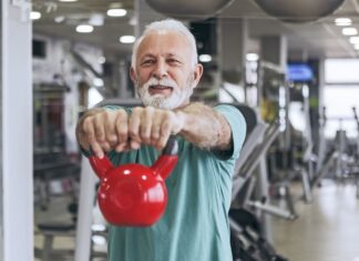 De acordo com estimativas divulgadas pelo Ministério da Saúde, o número de idosos vem crescendo significativamente nos últimos anos e, em 2025, o Brasil será o 6º país com o maior número de pessoas na terceira idade em todo o mundo. Isso, apesar de muitos indivíduos pensarem que não, é uma coisa boa, afinal, significa que a qualidade de vida para os idosos está melhorando, tendo o aumento na prática de atividades físicas, como o treinamento funcional para idosos, como fator significante para isso. Leia o texto abaixo e entenda os benefícios do treino funcional para terceira idade! Antes de tudo, no que consiste o treinamento funcional para idosos? O treinamento funcional nada mais é do que um “mix” de exercícios físicos para idosos, envolvendo movimentos básicos e que ajudam a trabalhar alguns aspectos muito importantes para diminuir as dificuldades das pessoas em idades mais avançadas durante o seu dia a dia, como a flexibilidade, o equilíbrio, a força muscular e a resistência física. Algo que incomoda muitas pessoas quando o assunto é treinamento funcional é o fato dos exercícios funcionais serem conhecidos pela sua alta intensidade e dificuldade, produzindo uma “falsa sensação” de que a modalidade não poderia ser realizada por idosos. Porém, é importante que todos os exercícios do treinamento funcional idosos sejam adaptados para trabalhar de acordo com as suas limitações físicas e com as recomendações médicas, não produzindo nenhum efeito prejudicial nesses indivíduos. Por que é importante os idosos procurarem por treinamento funcional? Não é novidade para ninguém que, ao longo da vida, o corpo vai sofrendo uma série de mudanças nos sistemas imunológico, muscular, esquelético e sensorial. E também é muito comum que essas mudanças causem alterações no equilíbrio, além das limitações físicas e outras fragilidades, que podem acabar sendo um risco para a vida dos idosos, aumentando a chance de acidentes e diminuindo a sua autonomia. Esse processo é extremamente natural. Porém, existem vários estudos realizados por profissionais da saúde do mundo inteiro que indicam que é possível recuperar parte dessas limitações do corpo através da prática de exercícios para idosos que trabalham a força muscular e a resistência cardiovascular, como é o caso dos exercícios funcionais para idosos. Além disso, o sedentarismo é um fator que acelera ainda mais o processo de limitação das funções do corpo. Portanto, entenda que o treinamento funcional para terceira idade é um excelente aliado para essa faixa etária. Mas, quais são, de fato, os benefícios do treinamento funcional para idosos? O treinamento funcional, ao contrário do que muitas pessoas pensam, é uma modalidade completa para quem quer tirar o máximo de proveito das atividades físicas, já que proporcionam inúmeros benefícios para quem os pratica, não se limitando à idade do indivíduo. Porém, no caso dos idosos, esses exercícios, como dito anteriormente, por trabalharem com movimentos básicos e em partes importantes do corpo, ajudam a melhorar algumas habilidades nesses indivíduos. Confira: 1- Melhora da flexibilidade Todas as pessoas precisam de flexibilidade em seu corpo para viver tranquilamente, porém, ao envelhecer, a grande maioria acaba perdendo essa habilidade e, devido a isso, aumentando o risco de sofrer com doenças, como a artrite, e acidentes. Pensando nisso, um dos benefícios do treinamento funcional para idosos é o fato de que os seus exercícios ajudam a recuperar um pouco dessa habilidade e evitar problemas desenvolvidos por ela. 2- Melhora do equilíbrio O treinamento funcional para idosos também é muito importante para melhorar o equilíbrio perdido nessa faixa etária, diminuindo o risco de acidentes e proporcionando maior autonomia para o indivíduo. 3- Cria resistência física A falta de resistência física já é algo que afeta muitos jovens sedentários, mas em idosos, as suas consequências são ainda maiores, já que fica muito mais fácil que algum osso se quebre ou que algo grave aconteça em casos de acidentes. Assim, a prática dos exercícios do treino funcional para idosos é muito importante, já que promove uma melhora considerável nessa condição! 4- Aumenta a força muscular Ao praticar treinamento funcional para idosos, é possível recuperar um pouco da força muscular que os indivíduos possuíam quando eram mais novos, melhorando a sua autoestima e a qualidade de vida. 5- Promove a socialização Por fim, o último dos benefícios da prática desse tipo de treinamento é a promoção da socialização, que é algo que a maioria dos idosos acaba perdendo quando vão envelhecendo e perdem a vontade de sair de casa. Que tal começar a praticar treinamento funcional para idosos o quanto antes?