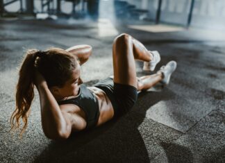 Os exercícios abdominais são muito difíceis e exigem diversas repetições para que realmente deem resultados, por isso são uma das atividades mais temidas por pessoas que não estão acostumadas com uma rotina de treino. Por esse motivo, procurar por uma alternativa muito mais divertida e eficiente, como o Power ABS, pode ser muito benéfico para não perder a motivação e alcançar a tão desejada “barriga seca”. Leia o texto abaixo e saiba tudo sobre essa atividade! Qual é o segredo do Power ABS? Uma aula de Power ABS nada mais é do que a utilização de técnicas de aprofundamento e tonificação, compostas por exercícios focados totalmente em ativar a musculatura abdominal profunda, sem necessariamente precisar produzir movimentos na coluna, que é uma das maiores reclamações de quem faz abdominais. A técnica de aprofundamento é realizada tracionando o umbigo na direção da coluna vertebral, enquanto a técnica de tonificação é realizada levando as costelas em direção à pelve, mantendo a curva natural da coluna. Dessa maneira, a função dos músculos do tronco é otimizada, os músculos ao redor da região lombar são exercitados e a coluna ganha mais proteção, melhorando, inclusive, a postura. Quais são os exercícios de abdominais praticados em uma aula de Power ABS? Os exercícios abdominais para definir barriga no Power ABS são: 1- Cedente; 2- Pranchas; 3- Movimentos realizados com bola suiça; 4- E diversos outros! Com a metodologia Power ABS, todos os movimentos são realizados de forma progressiva em termos de intensidade e complexidade. As aulas possuem a duração de 20 a 30 minutos, sendo o período ideal para queimar a gordura e tonificar seus músculos do abdômen, sem comprometer a saúde do corpo. Qual é a importância de se fazer exercícios abdominais para o corpo? O Power ABS está aí para te ajudar com isso, trazendo uma maneira muito mais divertida de exercitar o abdômen e conseguir a tão almejada “barriga de tanquinho”. Porém, se engana quem pensa que essa é uma atividade exclusiva para quem quer melhorar a estética do corpo. Ter uma barriga bem definida é importante também para proteger partes vitais do organismo que se encontram atrás da parede abdominal. Além disso, como a parte abdominal é constituída por diversos músculos que possuem funções por toda a parte do corpo, ao treinar e definir, é possível ter uma melhora considerável na movimentação da coluna lombar, sustentar as vísceras, manter o equilíbrio e a postura. Também é comprovado que, quando a musculatura está fraca, o corpo possui mais dificuldade para eliminar resíduos, facilitando a formação de hérnias, o surgimento de hemorróidas permite que o estômago se mantenha dilatado por não encontrar resistência, o que pode desencadear em um ganho considerável de peso. Afinal, praticar Power ABS emagrece?! Fazer os exercícios abdominais do treino ABS é uma excelente maneira de definir os músculos abdominais, deixando a barriga com aspecto “tanquinho”. Porém, se engana quem pensa que só trabalhar com atividades para o abdômen é o suficiente para queimar gordura. Na realidade, se o objetivo é queimar gordura e definir a musculatura da região, o recomendado é montar uma rotina de treinamento, mesclando diferentes tipos de exercícios físicos. No caso, além do Power ABS, pode-se praticar ginástica localizada e exercícios aeróbicos, como andar de bicicleta, correr na esteira, praticar natação, hidroginástica e até spinning. Além disso, a prática de lutas, como o boxe, capoeira ou jiu-jitsu também podem ajudar muito a entrar de vez em forma. Por que fazer Power ABS com acompanhamento profissional ao invés de fazer abdominais de forma tradicional? Além do fato da diversão, existem fatores relacionados à saúde que justificam a escolha pelo Power ABS. No caso, ao praticar exercícios abdominais tradicionais sem nenhum acompanhamento profissional e de qualquer maneira, é possível causar sérios problemas à coluna, como dor nas costas, no pescoço e até mesmo hérnia de disco. Portanto, o que você está esperando?! Entre em contato conosco e conheça o Power ABS na prática!