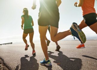 Triathlon: distâncias, treinos e equipamentos para participar O triathlon é esporte para quem gosta de muito dinamismo e alto desempenho. Embora a modalidade possa ser praticada por iniciantes, com percursos adequados para o nível, vai exigir muita dedicação e disciplina do atleta. Veja neste post como iniciar no triathlon indoor. O que é triatlon? O triathlon é um esporte multidisciplinar que envolve a natação, ciclismo e corrida que sempre foi realizada ao ar livre. Porém, a modalidade indoor cresceu muito e tem sido uma prática muito procurada nas academias. Apesar de não ser considerado um esporte radical, triathlon exige muito da capacidade cardiovascular dos praticantes, o que pode levar ao alto rendimento físico. Os exercícios funcionais que envolvem, como a corrida, trazem imensos benefícios à saúde, como mais força e resistência. Porém, a modalidade indoor possibilita que os atletas iniciantes também invistam na prática, com treinos que podem ser realizados nas piscinas e nos demais equipamentos das academias. Normalmente, as competições tradicionais cobrem distâncias fixas com as três modalidades (natação, ciclismo e corrida), mas na academia os praticantes podem ser desafiados a atingir o máximo desempenho de distância em uma quantidade fixa de tempo. As distâncias da modalidade indoor são muito diferentes das provas oficiais de Ironman Triathlon, por exemplo, na qual os atletas enfrentam 3,8 quilômetros de natação, 180 quilômetros de ciclismo e 42km de corrida. Como começar no triathlon? Na academia, o triathlon deve ser acompanhado por um profissional, que vai realizar um planejamento para começar. Também será necessária uma avaliação física do atleta. Esse treino, também poderá aguçar a veia de muitos praticantes para as competições. Na academia, é possível fazer o preparo para uma prova de triathlon tradicional. Para quem quer começar e já tem um certo condicionamento, o mais indicado são as distâncias do short Triathlon, que tem 750 metros de natação, 20 quilômetros de ciclismo e 5 quilômetros de corrida. Há treinos menores para realizar uma prova de triathlon mais curta também, com 500 metros de natação, 10 quilômetros de ciclismo e 2,5 quilômetros de corrida. Normalmente, na academia, o início é na piscina, onde o atleta pode praticar aquecimento com vários estilos, nado mais técnico e nado livre. Mas como a modalidade envolve outras duas atividades físicas, é preciso um planejamento para envolver também o ciclismo e corrida de acordo com os objetivos, idade e tempos de treino do atleta. Em cada uma delas, é preciso um foco próprio, por exemplo, na corrida, como correr corretamente é fundamental para atingir bons resultados. Diferenças do treino indoor É importante lembrar que, se o atleta estiver desenvolvendo a modalidade indoor para investir em provas de triathlon, o treino na academia tem algumas diferenças do treino ao ar livre. ● Para os treinos de natação, a piscina é límpida e não tem correnteza. Nas provas oficiais, o atleta não tem visão do fundo da água, não consegue ficar em pé e precisa de grande força para enfrentar arrebentações. ● No ciclismo, não sofre influência do clima, não vivencia situações como o vento a favor ou contra, o risco de acidentes e pode ter que pedalar mais do que se estivesse ao ar livre correndo em uma bicicleta triathlon. ● No quesito corrida, a esteira permite superfície sempre plana e ritmo mais constante do que seria possível na rua, com superfícies irregulares. Mas o atleta também acaba tracionando menos, com menos adaptações neuromusculares e fisiológicas. Equipamentos necessários para o esporte Mesmo ao praticar o triathlon na academia, a modalidade exige o investimento em alguns itens essenciais para obter melhores resultados. Um deles é um relógio para triathlon, com cronômetros, para medir os tempos e calcular desempenho. Vamos aos outros acessórios importantes: Para natação Óculos Sunga ou maiô Para o ciclismo Bike triathlon (no caso do treino indoor, é a bicicleta da academia) Capacete Sapatilha triathlon (calçado especial para garantir eficiência mecânica na bike de triathlon) Bermuda triathlon Corrida Tênis triathlon Relógio triathlon Se o praticante quiser se envolver nas competições, vai ter que pensar em outros itens necessários para a prática ao ar livre, como a bicicleta de triathlon, óculos de sol para o ciclismo, bermuda, luva e camiseta para ciclismo, garrafas para água, boné ou viseira para corrida.