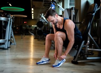 Quem pratica corrida pode sentir uma dor na perna conhecida como canelite. Esse sintoma é provocado por uma inflamação ao longo do lado interno do osso da tíbia. Ocorre, principalmente, com iniciantes que ainda não se adaptaram às atividades ou atletas mais experientes que exageram no ritmo dos treinamentos. Vamos conhecer mais sobre canelite, tratamento, causas e como evitar neste post? O que é canelite? A STTM (Síndrome da Tensão Tibial Medial) é definida como dor e desconforto na perna, causada pela corrida praticada de forma repetitiva numa superfície dura ou por uso excessivo dos flexores do pé. É a inflamação do principal osso da canela, a tíbia. Ocorre porque, muitas vezes, a estrutura da perna não está adaptada à quantidade de exercício praticado, o que pode levar a uma sobrecarga na região. Canelite: sintomas O principal sintoma é uma dor na canela, bem característica, contínua e progressiva na região medial da perna, e também: Quando há repouso, a dor costuma aliviar, mas piora quando o praticante volta a fazer atividades físicas. Com isso, o praticante de corrida pode sofrer uma queda de desempenho, devido ao desconforto provocado pela dor na canela ao correr; Dor quando ocorre a elevação dos dedos do pé ou durante uma flexão plantar resistida; Inchaço nas pernas; Perna afetada fica sensível ao toque; Fraqueza nos pés. Os sintomas de canelite também vão definir o tipo de problema: Posterolateral: quando a dor surge atrás do osso, na parte inferior e do lado de fora da canela; Anteromedial: quando a dor aparece na parte interna da perna, na região superior à tíbia, logo na frente da canela. Canelite: causas para dor na canela A periostite medial da tíbia vai ser provocada por inúmeros fatores e não pode ser ignorada, porque pode ser preciso um sério tratamento para canelite em casos mais agudos. Veja algumas causas: Falta de alongamento de membros inferiores e superiores; Fraqueza ou encurtamento muscular; Correr jogando o peso do corpo muito para a frente; Pisar no solo com o primeiro terço do pé; Passadas muito largas; Superpronação; Calçado muito apertado ao redor dos dedos; Tênis de corrida pouco flexível; Aumento de volume de treino muito rápido; Correr sobre superfícies muito duras. Leia mais: Aplicativo de corrida Saber como evitar canelite vai passar por adotar uma rotina de exercícios complementares Entre esses exercícios complementares para evitar esse problema está o alongamento, mas além de saber que alongar-se é preciso, também é indicado um trabalho de fortalecimento muscular. Além disso, outros cuidados importantes são: Não praticar exercícios físicos sem orientação adequada; Usar calçado adequado para seu tipo de pisada e esporte; Fazer sempre aquecimentos antes da prática esportiva; Usar palmilhas para absorver o impacto; Não passar do limite do próprio corpo durante os exercícios; Descansar entre as atividades; Consultar o médico antes de começar a fazer uma atividade para que ele possa fazer uma avaliação; Durante a prática, ao primeiro sinal de dor, pare os exercícios e procure um médico. O que acontece se ignorar a canelite? Se a pessoa tratar a canelite como uma dor comum por conta do treino, provavelmente, irá progredir para uma fratura por estresse dos ossos. Canelite: como curar? Uma grande dúvida é se a canelite tem cura e a responsa é: sim! Como tratar canelite? Mais do que buscar um remédio para canelite de forma caseira, ou seja, valendo-se de conselhos de leigos, como só colocar gelo nas pernas ou usar rolo de espuma para aliviar a dor, é preciso ter o diagnóstico correto com o ortopedista para entender qual será o melhor tratamento. Para isso, o médico poderá pedir radiografias, para constatar se é um problema de formação irregular ou uma hipertrofia cortical da tíbia. Mas também podem ser solicitadas ressonância magnética, que pode indicar um edema periosteal; ou cintilografia óssea, para demonstrar se há lesões longas longitudinais. Mas se antes do tratamento médico, o praticante já estava tentando minimizar apenas fazendo um alongamento para canelite, mas ainda sentindo dores, é preciso ter consciência que outras medidas vão ajudar muito a diminuir o desconforto e a inflamação. Canelite: tratamento Existe tratamento para canelite e é preciso investir em alguns cuidados. Veja abaixo como tratar canelite: Anti-inflamatórios para canelite (orientados por um ortopedista); Repouso relativo (evitando exercícios de impacto); Fisioterapia (exercícios para canelite); Crioterapia (gelo) por 20 minutos de 3 a 4 vezes ao dia; Eletroterapia para analgesia; Alongamentos do tríceps sural (panturrilha); Fortalecimento gradual dos músculos tríceps sural, tibial anterior, tibial posterior e fibulares; Exercícios de propriocepção; Correção da pisada (palmilhas personalizadas); Uso de calçado adequado. Quer aprender como correr corretamente e receber uma prescrição de treinamento equilibrada, evitando a canelite? Procure a Cia Athletica!