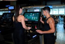 Cada vez mais os brasileiros estão se conscientizando sobre ter uma vida com mais saúde. E para isso, têm buscado a academia para melhorar seu condicionamento físico. Porém, uma dúvida muito comum que pode surgir nesse processo é se devem fazer o treino de cardio antes ou depois da musculação? Então, se você também tem essa dúvida, acompanhe o texto de hoje e descubra qual você deve treinar primeiro, musculação ou cardio! Quando fazer cardio: antes ou depois da musculação? O treino de musculação e o treino cardiovascular são igualmente importantes para quem quer melhorar sua qualidade de vida. Por isso, entender se você deve fazer cardio antes ou depois do treino é fundamental para melhorar o resultado do seu treinamento. Bom, a verdade é que não existe um jeito certo ou errado. Treinar cardio antes ou depois da musculação, ou mesmo em dias alternados, depende dos seus objetivos. “Tudo depende do objetivo do praticante e da fase de treinamento. Se o objetivo é a hipertrofia muscular, é melhor realizar o treino cardio após a musculação para um melhor aproveitamento das fontes energéticas. Mas se o foco é a preparação para as corridas de rua, meia maratona ou maratona, triatlhon, ciclismo etc, o melhor é que o treino aeróbico seja feito em dias alternados ao treino muscular”. Mônica Marques, diretora técnica da Companhia Athletica. Agora, vamos entender melhor como o cardio antes ou depois do treino age fisiologicamente dentro do seu corpo. Fazer cardio antes ou depois do treino de musculação para ganhar massa muscular? O glicogênio (energia) é o combustível dos nossos músculos. Se não houver um estoque suficiente dele, os músculos não conseguem performar como deveriam na musculação, o que ainda pode acarretar em lesões. Já a síntese proteica é essencial para a construção da massa muscular. Ocorre após uma sessão de treinamento, no período de recuperação muscular. Mas, para isso, precisa que o músculo se recupere após fazer grande esforço físico. É por este motivo que deve haver um intervalo entre treinos que trabalham o mesmo grupo muscular. E qual é sua ligação com o treino de cardio? Uma pesquisa recente da Universidade da Califórnia comprovou os benefícios do treino cardiovascular para os praticantes da musculação. Segundo o estudo, o cardio tem a capacidade de acelerar a recuperação muscular, ou seja, auxilia o ganho de massa muscular. Portanto, se o seu objetivo é ganhar massa muscular e definir os músculos, deve realizar o treino de musculação antes dos cardio. Mas, claro, nada te impede de fazer um pouco de cardio antes do treino de musculação para aquecer os músculos. Leia mais sobre: Fortalecimento muscular Quando fazer cardio: antes ou depois do treino para melhorar a resistência? Pessoas que treinam para corridas e outras provas de resistência devem priorizar o treino aeróbico antes do treino de musculação. Afinal, não é necessário poupar o estoque de glicogênio. Além do mais, realizar o treino de cardio antes tem efeitos positivos no sistema cardiorrespiratório, porque melhora a distribuição de oxigênio, e estimula a perda de calorias. Portanto, se você estiver com bastante energia e estiver com a parte cardiorrespiratória em boas condições, terá mais disposição e resistência para atividades de longa duração. Cardio é melhor antes ou depois do treino para emagrecer? Se o seu propósito é emagrecer, você deve realizar o treino de musculação antes do treino de cardio. O cardio depois do treino tem efeitos positivos na queima de gordura. Isso acontece porque há uma liberação de adrenalina e noradrenalina após o treino de musculação. Dessa forma, as células adiposas (que armazenam gordura) liberam seu conteúdo para a corrente sanguínea. Outro fator contribuinte é que depois do treino de musculação, também há uma liberação do hormônio de crescimento. Ele auxilia na queima de gordura e na recuperação muscular. Veja também: Comecei a malhar e engordei Quando fazer cardio: antes ou depois do treino? Ou nenhum dos dois? O que queremos dizer é que você também pode intercalar os treinos de musculação e cardio. O treino HIIT (High Intensity Interval Training), por exemplo, alia exercícios aeróbicos e de resistência, com intervalos curtos para descanso. Promove força e resistência muscular, além da alta queima de gordura. Isso acontece porque o esforço repetido, alta intensidade e velocidade melhoram o sistema cardiovascular e aceleram o metabolismo, que permanece assim pelas próximas 24 horas. Esse treinamento, também chamado de circuito, é ideal para quem busca força e resistência muscular e perda de peso. Agora que você já sabe as respostas se deve cardio antes ou depois da musculação, que tal agendar uma aula em uma de nossas unidades? Venha fazer uma aula experimental com a Cia e dê o próximo passo para ter uma vida mais saudável!