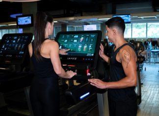 Cardio: Antes ou depois da musculação? Cada vez mais os brasileiros estão se conscientizando sobre ter uma vida com mais saúde. E para isso, têm buscado a academia para melhorar seu condicionamento físico. Porém, uma dúvida muito comum que pode surgir nesse processo é se devem fazer o treino de cardio antes ou depois da musculação? Então, se você também tem essa dúvida, acompanhe o texto de hoje e descubra qual você deve treinar primeiro, musculação ou cardio! Quando fazer cardio: antes ou depois da musculação? O treino de musculação e o treino cardiovascular são igualmente importantes para quem quer melhorar sua qualidade de vida. Por isso, entender se você deve fazer cardio antes ou depois do treino é fundamental para melhorar o resultado do seu treinamento. Bom, a verdade é que não existe um jeito certo ou errado. Treinar cardio antes ou depois da musculação, ou mesmo em dias alternados, depende dos seus objetivos. “Tudo depende do objetivo do praticante e da fase de treinamento. Se o objetivo é a hipertrofia muscular, é melhor realizar o treino cardio após a musculação para um melhor aproveitamento das fontes energéticas. Mas se o foco é a preparação para as corridas de rua, meia maratona ou maratona, triatlhon, ciclismo etc, o melhor é que o treino aeróbico seja feito em dias alternados ao treino muscular”. Mônica Marques, diretora técnica da Companhia Athletica. Agora, vamos entender melhor como o cardio antes ou depois do treino age fisiologicamente dentro do seu corpo. Fazer cardio antes ou depois do treino de musculação para ganhar massa muscular? O glicogênio (energia) é o combustível dos nossos músculos. Se não houver um estoque suficiente dele, os músculos não conseguem performar como deveriam na musculação, o que ainda pode acarretar em lesões. Já a síntese proteica é essencial para a construção da massa muscular. Ocorre após uma sessão de treinamento, no período de recuperação muscular. Mas, para isso, precisa que o músculo se recupere após fazer grande esforço físico. É por este motivo que deve haver um intervalo entre treinos que trabalham o mesmo grupo muscular. E qual é sua ligação com o treino de cardio? Uma pesquisa recente da Universidade da Califórnia comprovou os benefícios do treino cardiovascular para os praticantes da musculação. Segundo o estudo, o cardio tem a capacidade de acelerar a recuperação muscular, ou seja, auxilia o ganho de massa muscular. Portanto, se o seu objetivo é ganhar massa muscular e definir os músculos, deve realizar o treino de musculação antes dos cardio. Mas, claro, nada te impede de fazer um pouco de cardio antes do treino de musculação para aquecer os músculos. Leia mais sobre: Fortalecimento muscular Quando fazer cardio: antes ou depois do treino para melhorar a resistência? Pessoas que treinam para corridas e outras provas de resistência devem priorizar o treino aeróbico antes do treino de musculação. Afinal, não é necessário poupar o estoque de glicogênio. Além do mais, realizar o treino de cardio antes tem efeitos positivos no sistema cardiorrespiratório, porque melhora a distribuição de oxigênio, e estimula a perda de calorias. Portanto, se você estiver com bastante energia e estiver com a parte cardiorrespiratória em boas condições, terá mais disposição e resistência para atividades de longa duração. Cardio é melhor antes ou depois do treino para emagrecer? Se o seu propósito é emagrecer, você deve realizar o treino de musculação antes do treino de cardio. O cardio depois do treino tem efeitos positivos na queima de gordura. Isso acontece porque há uma liberação de adrenalina e noradrenalina após o treino de musculação. Dessa forma, as células adiposas (que armazenam gordura) liberam seu conteúdo para a corrente sanguínea. Outro fator contribuinte é que depois do treino de musculação, também há uma liberação do hormônio de crescimento. Ele auxilia na queima de gordura e na recuperação muscular. Veja também: Comecei a malhar e engordei Quando fazer cardio: antes ou depois do treino? Ou nenhum dos dois? O que queremos dizer é que você também pode intercalar os treinos de musculação e cardio. O treino HIIT (High Intensity Interval Training), por exemplo, alia exercícios aeróbicos e de resistência, com intervalos curtos para descanso. Promove força e resistência muscular, além da alta queima de gordura. Isso acontece porque o esforço repetido, alta intensidade e velocidade melhoram o sistema cardiovascular e aceleram o metabolismo, que permanece assim pelas próximas 24 horas. Esse treinamento, também chamado de circuito, é ideal para quem busca força e resistência muscular e perda de peso. Agora que você já sabe as respostas se deve cardio antes ou depois da musculação, que tal agendar uma aula em uma de nossas unidades? Venha fazer uma aula experimental com a Cia e dê o próximo passo para ter uma vida mais saudável!