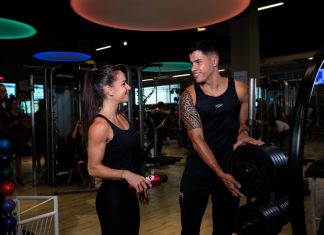 Como definir o corpo: 4 dicas valiosas Se você quer saber como definir o corpo, precisa ter uma coisa em mente: não adianta sacrificar sua saúde para ter um corpo sarado. Caso contrário, terá problemas muito maiores do que apenas dificuldade em emagrecer. Por isso, para alcançar a tão sonhada definição do corpo, você deve buscar uma forma segura e saudável. E, claro, ter o acompanhamento de profissionais que possam te ajudar nesse processo. Então, leia o post que preparamos para você e aprenda a perder peso da maneira correta! O que é um corpo definido? Um corpo definido e magro é aquele que tem baixo percentual de gordura, mas que tem um percentual elevado de massa magra. Por isso, a tonificação dos músculos fica mais visível. Assim sendo, uma pessoa magra e definida tem ótimo condicionamento físico, além de força e resistência, por causa da sua alimentação e do seu treino. Um homem magro definido geralmente apresenta um formato de corpo que se assemelha a um “V”. Os ombros ficam largos, fazendo com que a parte superior do corpo seja a maior. Já a mulher magra definida costuma ter a forma de “X”, porque os ombros e o quadril ficam mais largos do que a cintura. Mas não fique preso a estereótipos, cada pessoa tem um biotipo, que resulta em aparências diferentes, mesmo que pratique os mesmos exercícios e faça as mesmas refeições. Leia as dicas abaixo: Veja também: Power abs: treino para secar a barriga 1 - A alimentação é muito importante no processo Se você quer saber como ter o corpo definido, em primeiro lugar, deve ter uma dieta saudável e equilibrada. Essa é uma parte muito importante para a definição dos músculos. Sem ela, todo o trabalho árduo realizado na academia se torna inútil. Ninguém com um corpo magro, definido e saudável consome fast food, refrigerante e outros alimentos calóricos com regularidade em sua dieta. Claro, você não precisa eliminá-los permanentemente das suas refeições, mas precisa ingeri-los com a menor frequência possível. Essa primeira dica para alcançar a barriga trincada está nos alimentos do seu prato. Você deve comer de forma mais saudável e diminuir a ingestão de calorias diárias. Dessa forma, queimará mais calorias do que consome. Isto, aliado ao treino, vai te ajudar a ter uma queima de gordura localizada também. Então, confira abaixo como deve ser uma dieta para definir e ganhar massa magra! Rica em proteínas As proteínas são fundamentais para a construção dos músculos, assim como para sua recuperação após exercitá-los na musculação ou outra atividade física. Além disso, o consumo de proteínas auxilia na regeneração de lesões, reduz a perda muscular e regula a fome. Porém, a quantidade de consumo vai depender da idade e do peso de cada pessoa. Poucos carboidratos processados Se você quer saber como deixar o corpo definido, pode perguntar a qualquer nutricionista e terá a mesma resposta: precisa diminuir o consumo de carboidratos processados e passar a usar prioritariamente os carboidratos de alimentos que venham acompanhados de fibras (legumes, verduras, cascas,cereais integrais, etc). A distribuição das refeições e lanches ao longo do dia também é importante. Mas, é importante que você não faça uma dieta totalmente livre de carboidratos, porque a falta deles pode causar mau hálito, desmaios, dores de cabeça e tremores. Baixo teor de gordura Não é que alimentos gordurosos vão te impedir de ter um corpo magro e definido, porém, é melhor não abusar para não aumentar a camada de gordura do seu corpo. E há alguns motivos para não cortar as gorduras saudáveis da sua dieta! As gorduras: Têm um papel importante para deixar o corpo bem definido; São fontes de energia para nosso organismo; Atuam como uma camada protetora e isolamento térmico para nossos órgãos; Auxiliam na absorção de vitaminas lipossolúveis (A, D, E e K); Prolongam a sensação de saciedade. Sem excessos de açúcares Essa pode ser uma das tarefas mais difíceis. O açúcar refinado faz mal para nosso corpo, porque aumenta a quantidade de gordura no sangue, enfraquece os ossos e atrapalha a digestão de proteínas de vitaminas. Se você quer saber mais sobre como ficar com o corpo definido, continue sua leitura e confira as próximas dicas! 2 - Como deixar o corpo definido na academia? Com uma série de musculação, você pode deixar seu corpo definido ou sarado, essa é a segunda dica. Os exercícios consomem as calorias e atuam na definição muscular. O profissional de musculação geralmente prescreve séries de exercícios com poucas repetições, mas com alta carga de peso e descanso entre as séries. Além disso, você deverá dedicar um pouco do seu tempo na academia para praticar exercícios aeróbicos, entre 3 e 6 horas semanais, porque eles têm um alto gasto calórico, ajudando na queima da gordura corporal, o maior inimigo de quem deseja um corpo definido. 3 - O sono é um grande aliado! A terceira dica é a seguinte: uma boa noite de sono não pode faltar para quem quer conquistar um shape magro e definido. Isso porque é durante o sono que o corpo passa por um processo de reparação de células, que foram destruídas durante o treino, conhecido por anabolismo. Também é neste momento de repouso que o corpo produz o hormônio do crescimento e faz a síntese proteica, que também é outro processo que contribui para a hipertrofia. Enquanto você dorme,, o organismo passa por um processo de reparação das células que foram “destruídas” durante o treino para ter corpo definido, portanto, quanto mais intensa for a rotina de treinos, melhor deve ser a qualidade do sono. Saiba mais sobre treinos para hipertrofia aqui. Quanto tempo para ficar com o corpo definido? Geralmente, leva algum tempo para definir e ganhar massa magra, mesmo se exercitando regularmente e adotando uma dieta equilibrada. A média é de 3 a 6 meses para alcançar um físico definido e magro. Contudo, esse tempo varia de acordo com o seu biotipo, a sua carga genética e se você está ou não com sobrepeso. Mesmo que você esteja se perguntando como ficar definido sendo magro, saiba que uma nutricionista pode te prescrever suplementos e uma dieta mais rica em calorias, proteínas e gorduras boas para te ajudar a ser um magro definido. 4 - Como fazer suplemento caseiro para definir o corpo? Se você quer saber como definir rápido o corpo, saiba que, assim como dito anteriormente,você deve procurar um nutricionista, para te indicar a melhor dieta e o suplemento ideal de vitaminas. Esta é a quarta dica que temos para você. Não faça suplementos em casa, porque não conseguirá identificar qual é a receita mais indicada para suas necessidades. Você pode acabar consumindo nutrientes em excesso ou insuficientes. Leia mais: Treino hiit para derreter gordura Como secar o corpo e definir: mudanças no corpo durante o processo Um efeito imediato do exercício é a maior liberação de endorfina no organismo. Você passa a ter mais disposição, bom humor e músculos mais definidos. No primeiro e no segundo mês, ocorre uma adaptação do corpo às atividades físicas e à alimentação (se for uma mudança muito drástica). É nesse período que as pessoas sentem mais dores musculares e o sistema cardiovascular começa a se adaptar ao esforço físico. Após 3 meses de exercício, você já começa a notar as pequenas mudanças, nas roupas e no espelho também. Por volta de seis meses após o início, se você seguiu todas as orientações de exercício e nutrição os resultados desejados tornam-se bastante evidentes para você e para outras pessoas. Corpo definido: corro o risco de ficar “marombado”? Quando o assunto é emagrecer e definir o corpo, uma preocupação comum dos iniciantes do mundo fitness é se, com o trabalho de hipertrofia, a definição muscular vai deixá-los “grandes demais” ou “marombados”. Se esse for seu caso, não se preocupe! Para se tornar um Arnold Schwarzenegger dos anos 90 é preciso anos de treino intenso e quantidades cavalares de suplementos alimentares. Com o devido treinamento para definição do corpo, os ganhos musculares serão graduais e, obviamente, auxiliarão na definição muscular. Agora que você já sabe o que fazer para ficar com o corpo definido é hora de colocar a mão na massa e começar a se exercitar! Venha treinar na Cia Athletica!