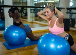 Core: entenda por que precisa fortalecer esses músculos Quem não faz parte do universo fitness, dificilmente tem uma ideia sobre o que é core. Mas assim que iniciam as práticas físicas, passam a entender que essa é uma parte fundamental para qualquer pessoa ter boa postura, equilíbrio e prevenir lesões. Então, fique neste post e entenda para que serve o core e como fortalecê-lo! O que é core? Core significa núcleo, ou seja, é o centro do nosso corpo. É uma área que faz a ligação da parte superior com a inferior, sendo composta pelos abdominais superiores, oblíquos (laterais) e musculatura mais profunda, conhecida como abdome transverso, que fica ao redor do tronco e da pelve. Ao todo, são 29 pares de músculos que sustentam completamente a coluna. A importância do fortalecimento do core é que os músculos do core mantêm o alinhamento corporal, geram força e favorecem a base de suporte do corpo. Como fortalecer o músculo do core? Muitas pessoas acreditam que o fortalecimento do core só acontece por meio de um treinamento de abdominais. E apesar de definir o abdome, esse não é o único objetivo dos exercícios de core. Enquanto o treino de abdominais visa basicamente a frente do corpo, os exercícios para fortalecimento do core também têm o foco na parte de trás. Isso porque envolve os músculos da pelve, quadril, abdômen, região lombar, costas e glúteos. Para obter o fortalecimento do core, muitos exercícios vão exigir posições que estimulam a manutenção do equilíbrio e da estabilidade. Leia mais: Power ABS treino para secar a barriga Por que fortalecer o core? Fortalecer o core com atividades físicas adequadas é essencial para proporcionar bem-estar e mais qualidade de vida. Especialmente nesses tempos, em que uma boa parte das pessoas exerce atividades profissionais em que permanece sentada a maior parte do dia. E, na maioria das vezes, permanecem em uma postura inadequada, que pode enfraquecer o core. De acordo com fisioterapeuta Roberto Mattar Cepeda, presidente do COFFITO (Conselho Federal de Fisioterapia e Terapia Ocupacional), há muitas posições corriqueiras que realizamos durante o dia que também trazem malefícios, que são tão frequentes que nem percebemos, como: Dirigir com o braço totalmente esticado: a posição pode causar inflamação dos músculos e dos tendões dos ombros; Sentar em cima da perna: pode levar ao encurtamento da musculatura da coxa e cãibras; Assistir televisão deitado de lado no sofá: deixa a coluna torta por causa da diferença de tamanho entre o braço do sofá, que normalmente serve de apoio, e do pescoço; Ler deitado na cama: permanecer com o queixo para a frente, com o pescoço totalmente inclinado para a frente, força a musculatura da região; Apoiar o celular entre o ombro e a orelha: o pescoço inclinado para o lado e a elevação do ombro também causa um sobre-esforço da musculatura. Então, quando você fortalece esse conjunto de musculatura vai obter benefícios como: Mais equilíbrio e controle do corpo Como o núcleo é um sistema de suporte do corpo, fortalecer o core proporciona um efeito muito positivo no equilíbrio e no controle dos movimentos, seja na prática de atividades físicas, como a musculação, ou nas tarefas cotidianas, como subir e descer escadas. Melhora a postura Quando os músculos do núcleo são bem trabalhados, você passa a ter uma postura mais estável e ereta, seja sentado à mesa ou em pé. Além de beneficiar a parte estética, um core fortalecido evita uma série de problemas físicos. Alguns deles são: dor de cabeça, fadiga, insônia, hérnia de disco, escoliose, lordose, entre outros. Isso acontece porque a má postura causa uma tensão grande nos músculos, que é um efeito do próprio corpo para conseguir se sustentar. Então, com o core fortalecido, você passa a ter uma postura favorável que evita o enfraquecimento da musculatura. Mais potência na musculatura central e periférica O core representa a potência do corpo e, embora muitas pessoas pensem que o maior trabalho no movimento é feito pelas extremidades (pernas e braços), a maioria dos movimentos tem no centro do corpo. Portanto, com o core fortalecido, a potência de força aumenta nos músculos que realizam a sustentação corporal. Menos dores nas costas Dores nas costas podem ser um efeito da má postura, devido a um core fraco. Então, construir a força do núcleo vai ajudar a reduzir essas dores e trazer mais equilíbrio à parte detrás do tronco. Redução dos riscos de lesões Mesmo que as pessoas não tenham noção, quando estão com a musculatura lombar fraca também ficam muito mais sujeitas às lesões. Isso acontece porque não há suporte ou estabilidade do corpo para a realização de alguns tipos de movimentos, como o levantamento de peso. Mas não é só a lombar que poderá ser afetada por um core fraco, pode haver lesões também nos quadris, tornozelos, joelhos e até ombros. Por isso, o fortalecimento muscular pode ajudar na redução e até mesmo na recuperação dessas lesões, devido ao ganho de estabilidade, força e equilíbrio. Mais eficiência nos movimentos Quando a musculatura dessa região está fortalecida, os movimentos para a maioria das atividades físicas também ficam mais fáceis, porque a musculatura abdominal tem papel dominante em todas as direções. Exercícios para fortalecer o core Muitos exercícios são responsáveis pelo fortalecimento do core. O treino funcional e o pilates são algumas das modalidades que você pode optar para fortalecer o core. Mas quais são os exercícios de fortalecimento do core? Existem uma série de exercícios que podem ser combinados para fortalecer o conjunto de músculos do core e dar ao treinamento um caráter mais dinâmico. Entre eles, estão: Pranchas isométricas: trabalhar muito a região do core, porque são exercícios que exigem mais equilíbrio e coordenação; Agachamentos: também fortalecem esses músculos, porém é preciso se atentar a postura adequada no momento do exercício; Abdominais e exercícios para o assoalho pélvico: também vão ajudar no fortalecimento do core; Bolas de pilates: exigem equilíbrio a maior parte do tempo, por isso, também fortalecem a região do core. Tenha certeza, a partir do momento que você começar praticar exercícios, perceberá a importância do core fortalecido no seu dia a dia e para o próprio treino. Venha treinar na Cia e adotar um programa que vai ajudar a ter esse conjunto de músculos esteja sempre bem cuidado.