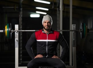 Treinar, nadar, dançar, praticar lutas ou esportes… você prefere fazer essas atividades em um dia ensolarado ou nublado? Se você prefere o calor, não se desanime com a chegada do inverno, porque há vários benefícios em treinar no frio que você vai conhecer neste conteúdo. E se você já preferia os dias frios e nublados, então vai ter uma motivação extra para se dedicar ainda mais aos exercícios nessa época do ano. Mas não importa a temperatura do dia, você não pode ter preguiça de treinar no frio ou no calor, deve cuidar sempre da sua saúde! O importante é que você coloque sua melhor roupa de exercício e vá praticar alguma atividade física. Continue sua leitura e descubra o que o treino no frio vai te proporcionar! Treinar no frio faz mal? Isso não é verdade! Mas, claro, há alguns cuidados para treinar no frio que você deve tomar. O que você não deve fazer é pegar um vento gelado, ou mesmo ficar em ambiente com temperatura muito baixa, após ter se exercitado. O resultado disso é que a diferença brusca de temperatura pode provocar arritmia cardíaca, oscilação da pressão arterial e até dificuldades respiratórias. Por isso, você deve se agasalhar bem com sua roupa para treinar no frio, assim estará protegido e preparado para treinar no inverno. E isso também vale para a hora do banho! Se você sair no frio logo em seguida de um banho muito quente, também pode correr o risco de sofrer com algum desses problemas. Inclusive, há médicos que não recomendam que pessoas com problemas no coração ou de pressão arterial tomem uma ducha gelada após um banho de sauna. Benefícios de treinar no frio Por que treinar no frio faz bem? O motivo principal disso é que você continua cuidando da sua saúde. Nosso corpo precisa dos mesmos benefícios que os exercícios oferecem, seja no inverno ou no verão. Mas, para te ajudar a deixar a preguiça de lado, venha conhecer 6 motivos para treinar no frio! 1- Queimar mais calorias Quando o corpo se depara em um ambiente com temperatura mais baixa, passa a consumir mais calorias para controlar a temperatura do corpo. Com a prática de exercícios, o metabolismo acelera ainda mais a queima de calorias. Mas, claro, como o consumo de calorias está maior, você também precisa consumir alimentos mais calóricos. Então, você pode se dar ao luxo de comer aquelas guloseimas e comidas gordurosas que costuma evitar no verão, mas sem abusar! Para ter melhores resultados no seu treino, você sempre deve buscar pelo equilíbrio. Veja também: Pilates: 5 curiosidades sobre a prática 2- Melhorar o humor O tempo reflete em nosso humor, então, em dias frios, nublados ou chuvosos, a maioria das pessoas costuma ficar triste e desanimada. E uma das vantagens de treinar no frio é que a atividade física aumenta a produção de neurotransmissores da felicidade e do bem-estar, a serotonina e a endorfina. A liberação dessas substâncias pode continuar ocorrendo até 48 horas depois da prática de algum exercício. Então, se você continuar praticando seus exercícios no inverno, vai conseguir combater essa tristeza sazonal. 3- Dormir melhor Quem pratica pelo menos 150 minutos de exercícios físicos por semana, ou 30 minutos por dia, tem um gasto calórico maior, como já dissemos anteriormente. Mas sabe o que isso significa? Além do corpo entender que precisa repor essas calorias, também precisa economizar energia, e ele faz isso durante o sono. Então, você terá um sono bem mais profundo do que normalmente tem, desde que pratique, no mínimo, duas horas antes de dormir. Além disso, no verão ou no inverno, qualquer pessoa que realiza atividades físicas têm um sono melhor do que em comparação com quem não realiza nada. Isso acontece por causa do efeito relaxante sobre o corpo e a mente que os exercícios promovem. 4- Treinar com mais conforto Treinar no frio é melhor porque você transpira menos e se sente mais confortável para realizar os exercícios. Algumas pessoas sofrem com transpiração excessiva no calor, o que pode ser um tremendo incômodo para elas ao se sentirem completamente suadas e com a roupa marcada. Essa transpiração excessiva é uma tentativa do corpo de controlar a temperatura, que está ficando muito quente. Então, no inverno esse problema não acontece. Leia mais sobre: Definição muscular 5- Treinar em um ambiente mais tranquilo Se você é o tipo de pessoa que normalmente evita frequentar a academia em horários muito lotados, não vai ter esse problema no inverno! Um dos motivos para treinar no frio é que as pessoas ficam com preguiça de sair de casa para se exercitar, então você terá mais espaço para aproveitar sua hora de treino, no seu tempo, com muito mais tranquilidade. 6- Afastar o sedentarismo No inverno, as pessoas não querem fazer nada além de ficar embaixo da coberta, vendo um filme e tomando um chocolate quente. E quem não gosta? O problema é que, com isso, o sedentarismo chega. E com ele, de acordo com a Socesp (Sociedade de Cardiologia do Estado de São Paulo), podem vir o ganho de peso, o risco de desenvolver doenças cardíacas, diabetes tipo 2, colesterol alto e muitos outros, Se você não quer sofrer com esses problemas, não pode parar de treinar no frio! 7- Fortalece sua imunidade A prática de exercícios traz diversos benefícios para a saúde: melhora o sistema cardiovascular e respiratório.O sangue consegue fluir melhor, levando todos os nutrientes e oxigênio para diferentes partes do corpo. Ao treinar no frio, você também acostumará o seu corpo com temperaturas mais baixas e, consequentemente, ficará menos resfriado. Também evita o acúmulo de secreções, que é normal para pessoas que sofrem de rinite e sinusite, porque o corpo fica aquecido por mais tempo, liberando essas secreções. Veja mais: Condicionamento físico: melhore o seu com 4 treinos Como treinar no frio? Já mostramos para você vários motivos para treinar no frio, mas sabemos que a preguiça pode pegar. Então, vamos mostrar algumas dicas para treinar no frio, para você ter mais disposição e não faltar nos seus treinos. Planeje sua rotina! Anote na sua agenda, no seu celular ou em um post it na geladeira os dias e horários que você deve treinar. Assim, seu cérebro vai entender que você tem um compromisso, e ele não gosta de descumprí-lo. Faça atividades que você gosta! Assim, sua mente vai ter mais disposição para realizar uma atividade prazerosa do que algo que não gosta. Escolha com cuidado a sua blusa e calça para treinar no frio, para ficar bem agasalhado, porém confortável ao realizar os movimentos dos exercícios. Se alimente corretamente! Faça um pré-treino, mas não muito em cima da hora da atividade física para não ficar com fadiga ou ter uma indigestão. Agora que você já sabe como ir treinar no frio, agende uma aula experimental na Cia Athletica aqui!