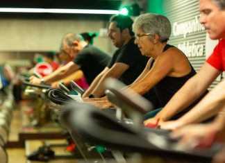 As quedas na terceira idade são muito comuns, por isso, há uma grande importância de realizar uma série de exercícios para idosos com o objetivo de resgatar o equilíbrio. Veja nesse post quais atividades são mais indicadas para ganhar mais equilíbrio e força, além de confiança para realizar atividades do dia a dia. Qual a importância do exercício para idosos? A importância de exercícios físicos para idosos é imensa no que se refere ao fortalecimento da musculatura e dos ossos, bem como a melhoria da função imunológica e cognitiva, além da preservação das habilidades motoras, que garantem mais independência ao idoso. Nesse sentido, o benefício emocional dessas atividades para idosos também é enorme, porque ao continuar independentes em suas tarefas, eles também ganham aumento de autoestima e podem até reduzir o efeito de quadros depressivos. Como se percebe, a atividade física na terceira idade de forma regular é mais uma forma de preservar a saúde, especialmente no que se refere ao equilíbrio. Essa é uma questão bastante séria para os idosos, que podem sofrer muitas quedas, que podem trazer consequências como lesões graves. De acordo com a OMS (Organização Mundial da Saúde), o percentual de pessoas acima de 65 anos que sofrem ao menos uma queda ao ano varia entre 28% a 35%. Já para pessoas acima de 70 anos, esse percentual chega a 42%. Já o ELSI-Brasil (Estudo Longitudinal da Saúde dos Idosos Brasileiros) revela que 25% desses idosos que sofreram quedas são mulheres acima de 75 anos. Muitas vezes, essas quedas também têm muito a ver com algumas condições de saúde, que envolvem doenças como o Alzheimer, Parkinson, esclerose múltipla, efeito de medicações, perda de visão, diminuição da flexibilidade das articulações ou até mesmo o natural enfraquecimento da musculatura e da densidade óssea que ocorre devido ao envelhecimento. Qual o exercício físico mais adequado para os idosos? Os exercícios físicos para idosos também poderão trazer uma melhoria de aptidão física de modo geral, porém, é importante lembrar que, além da regularidade, as atividades físicas na terceira idade precisam ser praticadas com supervisão e intensidade adequada. Quando os idosos são sedentários, o ideal é começar aos poucos com práticas que permitam a realização de 10 a 15 minutos de exercícios. Com o passar do tempo, é possível aumentar o ritmo gradativamente e praticar exercícios mais dinâmicos, mas sempre de acordo com o limite de cada praticante. Alongamento para idosos e outras atividades como caminhada, yoga, musculação ou pilates podem ser atividades muito eficientes para minimizar os efeitos do envelhecimento. O treinamento funcional para idosos também pode ser uma boa solução, porque esses exercícios são inspirados nos movimentos naturais do corpo humano, como caminhar, pular, agachar, etc. Ainda assim, é importante lembrar que antes de começar a praticar os exercícios é prudente pedir a autorização de um médico. Leia mais: Condicionamento físico Core Atividade física para idosos: invista em mais equilíbrio Mover-se com segurança é uma questão fundamental para os idosos. Ao cair, tropeçar ou até esbarrar em móveis eles podem se machucar. Além das várias atividades que podem melhorar a aptidão física, há também exercícios de equilíbrio para idosos que vão ajudar muito a evitar as quedas tão típicas na terceira idade. Para os idosos, as atividades poderão ajudar no fortalecimento muscular e na recuperação do equilíbrio. Por isso, aderir a um programa de exercícios para idosos é uma das melhores medidas preventivas. Conheça alguns exercícios de equilíbrio para idosos que podem ser praticados em diversos graus de progressão ou de dificuldade: mudar a base de suporte, estimular a percepção sensorial com olhos fechados ou não mudar a área das superfícies. 1 – Flexão do dorso do pé Com os dois pés bem apoiados no chão, elevar a ponta de um pé em direção aos joelhos. Fazer 15 repetições. Repetir o mesmo movimento com o outro pé. Fazer 3 séries com cada pé. 2 – Equilíbrio com 1 pé Entre os exercícios de fortalecimento de membros inferiores para idosos, esse é bem simples. Atrás de uma cadeira bem firme, segure no encosto. Levante um pé e fique equilibrado no outro pé. Mantenha a posição o máximo de tempo possível, então troque a perna. Depois de um tempo treinando, fique atrás na cadeira e repita o exercício, mas sem segurar no encosto. Fique com o pé levantado por um minuto. Mas caso perceba que vai desequilibrar, segure novamente no encosto. 3 – Caminhar com os calcanhares Esse exercício para idosos também vai fortalecer as pernas. Com o praticante de olhos abertos, é preciso colocar o pé esquerdo na frente do direito, de modo que o calcanhar do pé esquerdo toque a parte superior dos dedos do pé direito. Então, o praticante deve mudar o peso para os dedos dos pés. Repetir o passo com o pé direito. Andar 20 passos no total. Assim que perceber a melhoria do equilíbrio, com o tempo, o exercício pode ser realizado com os olhos fechados. 4 – Flexão de quadril O praticante deve ficar em pé, apoiado em uma parede, então elevar o pé do chão e depois levar o joelho em direção ao peito. Fazer 15 repetições. Depois é preciso trocar a perna e repetir o movimento. Fazer 3 séries para cada perna. Esse é um ótimo exercício para o idoso melhorar a marcha/caminhada. 5 – Caminhada na borda do tatame Entre os exercícios funcionais para idosos, um que é bastante interessante para o equilíbrio é pedir que o idoso caminhe em linha reta paralelamente ao tatame, mas próximo a uma parede, para que ele possa se apoiar em caso de desequilíbrio. 6 – Caminhada sobre colchão Com ajuda de alguém, o praticante pode ficar em pé sobre um colchão ou travesseiro, na areia da praia ou até mesmo nos aparelhos específicos da academia e caminhar lentamente. Essa mudança de superfície ajuda no desenvolvimento dos reflexos de equilíbrio e da coordenação motora. 7 – Posição da 4 apoios Um exercício para o desenvolvimento do equilíbrio é ficar numa posição de 4 apoios e depois estender uma das pernas de cada vez, de modo que o membro ainda fique no ar. Fique por alguns segundos, e depois troque a perna. Fazer 3 séries. 8 – Exercício com elástico para o quadril Entre os exercícios com faixa elástica para idosos, amplitude dos movimentos, a coordenação e o equilíbrio, especialmente para aqueles que estão com dificuldades para andar. Nesses exercícios de pilates para equilíbrio, sentados, eles devem enrolar o elástico de resistência à volta de uma das coxas. Então, é preciso pisar uma das extremidades do elástico com o outro pé. Com o joelho dobrado, é preciso levantar o pé da mesma perna onde a faixa foi colocada e mantê-la no ar o máximo de tempo que puder. Depois o idoso deve baixar a perna e fazer o mesmo procedimento e movimento com a outra perna. Leia também: Alongamento de membros inferiores Exercícios para idosos acamados Com a idade avançando, os idosos podem ficar acamados e muita gente acredita que não há nenhum exercício para eles. Obviamente, os acamados não conseguem se levantar para praticar exercícios, mas não devem ficar totalmente parados. Os exercícios vão ajudar na circulação do sangue, o que ajuda a prevenir o surgimento de úlceras e feridas. Exemplos de exercícios para braços Abrir e fechar os dedos e as mãos; Abrir os braços e tentar encostá-los em seu ombro. Exemplos de exercícios para pernas Mexer os cotovelos de um lado para o outro e de cima para baixo; Dobrar as pernas e esticá-las para frente, depois dobrá-las e abri-las. Também é possível realizar um exercício respiratório para idoso, que pode ser feito com ou sem o uso de um aparelho especialmente para isso. O idoso deve estar sentado e inspirar profundamente, puxando bastante ar, prender por alguns segundos e soltar em seguida. Exercícios de equilíbrio O equilíbrio é essencial para as pessoas de todas as idades para ajudar a prevenir lesões e acidentes com consequências mais sérias. Por isso, adotar um programa de exercícios constantes de equilíbrio é muito importante, especialmente para os idosos. Confira abaixo 5 exercícios de equilíbrio que podem ajudar. Exercício 1 Com um pé em cima de uma almofada ou do bosu (dispositivo para treinamento de equilíbrio), a pessoa deve levantar o outro pé, flexionando o joelho a 90°. Exercício 2 Esse exercício também pode ser feito com uma almofada, com o bosu ou diretamente no chão. Uma das pernas deve ficar firme no chão e corpo semi agachado, o outro pé deve ir a frente e para o lado, e assim repetidamente. Exercício 3 Utilizando uma estrutura de caixa ou degrau, a pessoa deve subir nela em um pé só e manter a posição por alguns segundos. Depois repetir com a outra perna. Exercício 4 A pessoa deve juntar as palmas das mãos à frente do peito e se manter em uma perna só, elevando a outra e cruzando na altura do joelho, como se estivesse fazendo um 4 com as pernas. Esse é um dos exercícios de equilíbrio estático. De início, segurar em uma barra até encontrar o equilíbrio, para só depois soltar. Exercício 5 O último exercício deve ser realizado preferencialmente no bosu, por conta da instabilidade, mas também pode ser feito com uma almofada. A pessoa deve subir em cima do bosu ou almofada, se equilibrar e fechar os olhos, mantendo a posição. Também é possível executar os exercícios com disco de equilíbrio no local da almofada e bosu. E então, entendeu como os exercícios podem fazer bem aos idosos? Que tal buscar as aulas da Cia Athletica para ter mais disposição física, equilíbrio e saúde?