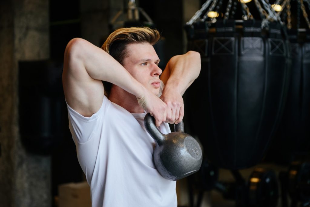 Outra opção de exercício para treinar o ombro é a remada alta, porque trabalha os bíceps e os músculos do Manguito Rotador.
