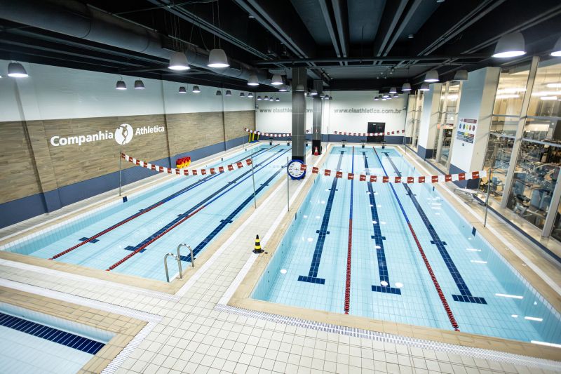 Piscinas de natação de hidroginástica. Piscinas da Academia São Paulo Granja Vianna para natação com divisão de raias e hidroginástica.