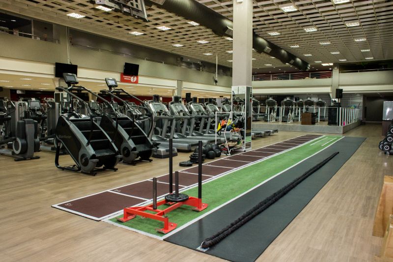 Estrutura da academia de ginástica da Cia Athletica Equipamentos da sala de cardio e pista da Cia Curtitiba
