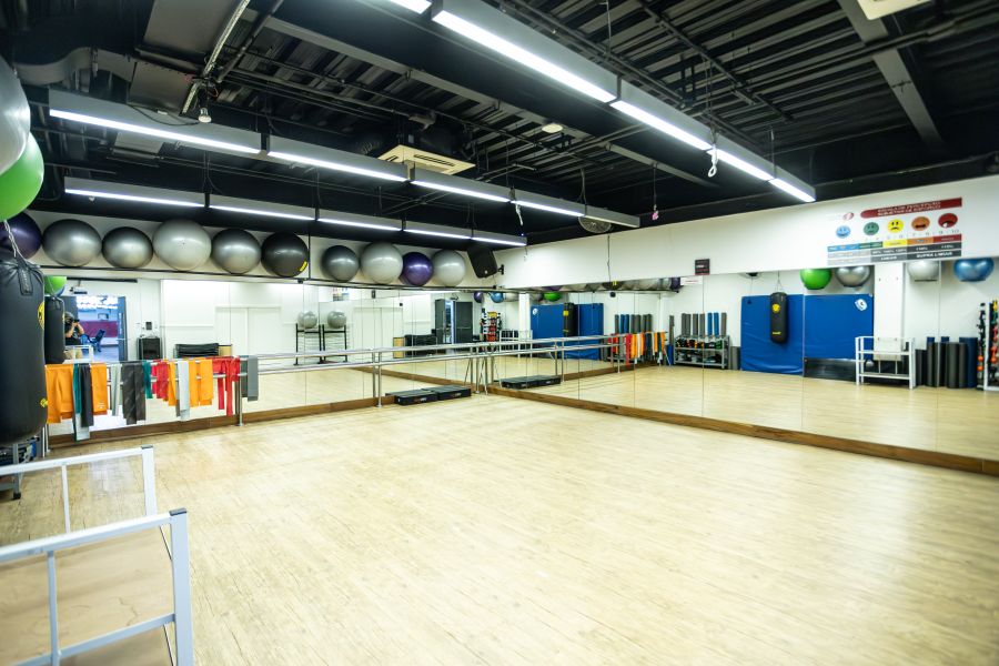 Sala de ginástica e luta. Sala de ginástica e lutas da Academia São Paulo Granja Vianna com diversos equipamentos.