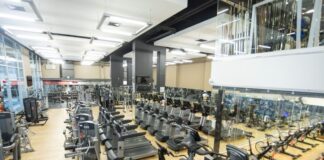 Sala de musculação da Academia São Paulo Granja Vianna com diversos aparelhos de ginástica.