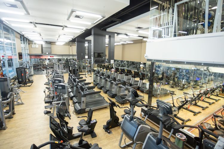 Sala de musculação da Academia São Paulo Granja Vianna com diversos aparelhos de ginástica.
