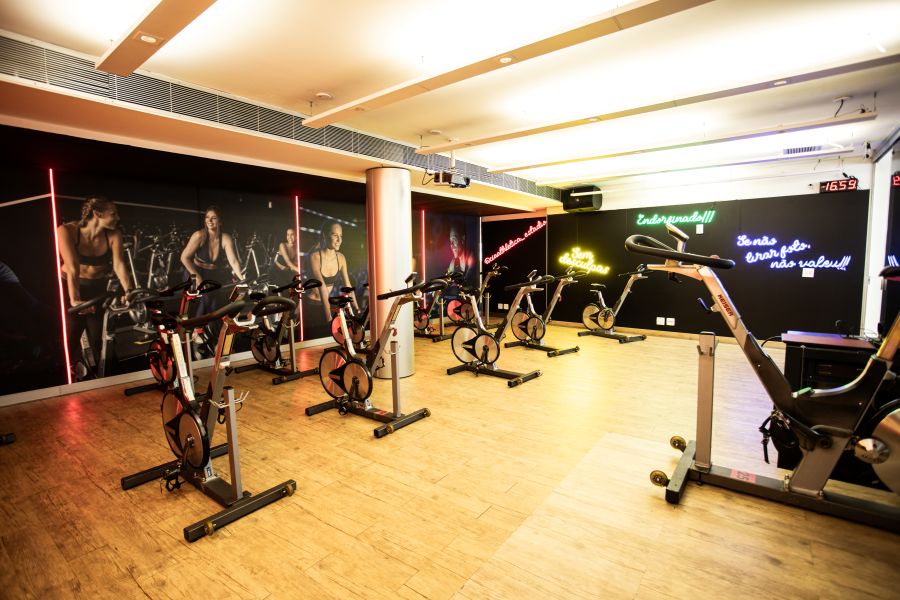 Sala de ciclismo indoor da Academia São Paulo – Estádio Morumbi Sala de ciclismo indoor da Academia São Paulo – Estádio Morumbi com vários equipamentos.