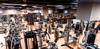 Sala de musculação com vários equipamentos da Academia São Paulo - Morumbi Shopping.