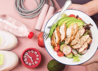 Você tem dúvidas sobre o que pode comer no pós-treino? Saiba que essa refeição é tão importante quanto praticar atividades físicas regularmente. Por isso, você deve preparar essa refeição de acordo com o seu objetivo. Muitas pessoas podem pensar que realizar um pós-treino leve, ou não comer após se exercitar, é um hábito saudável ou que vai intensificar os resultados. Mas, ao contrário do que pensam, essa refeição não prejudica em nada seu progresso na academia, muito pelo contrário. Então, para você se alimentar corretamente, preparamos este material para você descobrir o que comer no pós-treino corretamente. O que não comer no pós-treino? Antes de tudo, vamos abordar quais alimentos você deve evitar após realizar atividade física e o motivo. O primeiro deles é o refrigerante, porque contém muitas substâncias que atrapalham a digestão, além de serem prejudiciais à saúde e causar inchaço. Inclusive, é preciso restringir o consumo desta bebida em qualquer momento do dia, não só após o treino, devido aos seus malefícios. Os refrigerantes também têm grandes quantidades de açúcar, que é outro alimento que você deve evitar. O açúcar desacelera o metabolismo e provoca a sensação de fome, porque estimula a parte do cérebro responsável por regular a saciedade. Se o seu intuito é perder peso, vai se sentir compelido a comer mais após consumir açúcar. Por isso, deve evitar comer alimentos com alta concentração de açúcar, como doces industrializados, chocolate, balas, biscoitos, bolos, tortas, algumas barras de cereal, entre outros. A carne vermelha é um bom alimento para se consumir no pré-treino, porque fornece bastante energia devido à abundância de proteína. Contudo, por ser um alimento pesado, vai demandar muita energia do organismo para digeri-lo, que você já gastou durante o treino. Agora que já sabe quais alimentos deve evitar, vai conhecer o que comer no pós-treino para ganho de massa e emagrecimento. O que devo comer no pós-treino? Inserir arte com alimentos - o que comer no pós treino Colocar imagens ou figuras dos alimentos/Separar entre os grupos alimentares: Carboidratos: batata inglesa, batata-doce, mandioca, mandioquinha, inhame, cenoura, grão de bico, feijão preto, quinoa, lentilha, aveia, macarrão integral, arroz integral e pão integral. Frutas: melancia, maçã, melão, morango, abacate, banana, manga e laranja. Proteína: ovos, frango, peixe, iogurte, queijos e brancos. Veja abaixo 12 opções que você pode comer sem culpa no pós-treino nas refeições do dia. Fique à vontade para adaptar conforme desejar ou até mesmo trocar as opções entre as refeições. O que comer no café da manhã pós-treino? Opção 1: panqueca de banana, com pasta de amendoim. Opção 2: banana com aveia e mel. Opção 3: iogurte natural com mix de frutas. Opção 4: sanduíche de queijo cottage com tomate cereja, azeite e manjericão. O que comer no almoço pós-treino? Opção 1: salmão assado com molho tártaro, arroz integral e salada de folhas, tomate, cebola, cenoura e pepino. Opção 2: frango grelhado, com batata doce cozida e salada de brócolis e couve-flor. Opção 3: pão integral torrado com ovos mexidos, ricota e espinafre. OPção 4: frango desfiado com purê de mandioquinha. O que comer no jantar pós-treino? Opção 1: crepioca (ovos e tapioca) de frango. Opção 2: sanduíche de patê de atum ou de frango. Opção 3: omelete com cenoura, ervilha e milho. Opção 4: wrap de frango (ou pão sírio), com alface e tomate. O que comer no pós-treino para hipertrofia? Muitas pessoas acreditam que devem comer uma grande quantidade de comida para repor as energias que foram consumidas no treino. Além do mais, como o objetivo é crescer, o correto é ter uma dieta hipercalórica, certo? Errado. O ideal é que você consuma a quantidade adequada de cada nutriente, para que os músculos consigam recuperar as lesões nas fibras dos músculos e crescer, que é assim que ocorre a hipertrofia muscular. E mesmo que esse não seja o seu objetivo, você não deve consumir mais do que sua necessidade de calorias e do que gastou na atividade. Por isso, deve fazer uma avaliação com um profissional para saber a quantidade correta. No pós-treino para hipertrofia, você pode consumir líquidos, como água de coco e sucos sem açúcar. Pode comer proteínas de origem animal, frango, peixe, ovo, queijos brancos e iogurtes naturais. Os carboidratos complexos também são bons aliados, porque fornecem energia a longo prazo e provocam a sensação de saciedade. Alguns exemplos são: macarrão, arroz e pães integrais e tubérculos (batata, cenoura, mandioca e batata-doce), além das frutas. Uma dica que temos para você que quer ganhar massa muscular é fazer o pós-treino em até 45 minutos, para que os músculos consigam se recuperar com mais eficiência. Leia mais: Como ganhar 5 kg de massa muscular em 1 mês? Inserir Formulário ebook ganho de massa muscular O que comer no pós-treino para quem quer emagrecer? Mesmo que seu objetivo seja perder peso, você não deve evitar realizar exercícios em jejum, a não ser que seja uma orientação do seu nutricionista e do educador físico. Isso porque você pode sentir fraqueza, sentir mal-estar e até ter uma queda de pressão. Assim como quem busca a hipertrofia, você deve fazer uma alimentação adequada, antes e depois do treino, contudo, a diferença é que a dieta deve ter déficit calórico. Lembrando também que a perda de peso é referente à gordura corporal, e não à massa magra, que é necessária para nossa saúde e mobilidade. Por exemplo, ela ajuda a proteger os ossos e evitar doenças, como a osteoporose. Por isso, você deve comer alimentos que também contribuam para a manutenção da massa magra, como os que foram citados acima, mas pode dar preferência para os líquidos, carboidratos complexos, que inclui frutas de baixo índice glicêmico, e legumes. Mas ao contrário do pós-treino para hipertrofia, você não precisa comer imediatamente para emagrecer. Assim, o organismo consegue consumir a gordura do corpo, e não direciona energia para digerir os alimentos que você está comendo naquele momento. E tome cuidado para não cortar totalmente o açúcar e a gordura da sua alimentação, porque são nutrientes importantes para o nosso corpo. O que você deve fazer é consumir alimentos saudáveis. A frutose é um tipo de açúcar bom que está presente nas frutas. E as gorduras boas estão presentes em alimentos, como salmão e nozes. O treino ideal para você está na Cia Athletica! Agora que você já sabe o que comer no pós-treino, está na hora de conhecer a academia mais completa, que vai te ajudar a alcançar os resultados que você sempre quis! A Cia Athletica oferece diversas modalidades, para idosos, adultos e crianças se exercitarem e cuidarem melhor da sua saúde, tanto física como mental. Para isso, a infraestrutura das unidades disponibiliza ambientes diferentes para as atividades, equipada com os aparelhos e acessórios mais modernos do mercado. Além disso, há comodidades que vão facilitar a prática das atividades, como o estacionamento e o child care, um local seguro para você deixar seus filhos enquanto você treina. O horário de funcionamento é extenso e, inclusive, as unidades abrem aos finais de semana e feriados. Assim, você pode escolher o melhor dia e horário para treinar. E nossa equipe de educadores físicos é a mais preparada possível, para que você tenha todo o suporte necessário para obter os resultados que deseja. Em todo o período em que a academia estiver aberta, você encontrará um profissional para te auxiliar. Então, está esperando o que? Agende sua aula experimental gratuita aqui.