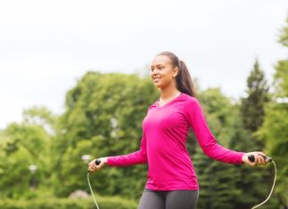 Se você começou a frequentar a academia recentemente ou realiza exercícios aeróbicos em casa, já deve ter se perguntado: pular corda define o corpo em quanto tempo? Essa atividade proporciona diversos benefícios para o corpo, especialmente se você deseja acelerar a queima de calorias, além de realizar uma dieta com déficit calórico e treinos de musculação. Então, acompanhe este conteúdo para descobrir como pular corda para ter os resultados que você busca. Benefícios de pular corda todo dia Se você quer pular corda para emagrecer, saiba que está no caminho certo! É uma atividade física que melhora o condicionamento físico e proporciona um alto gasto calórico. Mas para que serve pular corda? Para aumentar a frequência cardíaca e o consumo de glicogênio (fonte de energia, que chamamos de glicose, para o corpo), que fica armazenado nas células. Com isso, ocorre a queima de calorias, que é a medida de energia em termos nutricionais, em relação à obtenção de macronutrientes (proteína, carboidrato e gordura) ou ao seu consumo (perda) pelo organismo. Ao queimar os carboidratos que ficam armazenados no corpo, e forma de gordura, ocorre o emagrecimento e a definição dos músculos. Descubra abaixo todos os benefícios de pular corda. Quais os benefícios de pular corda? Outra vantagem dessa atividade é que ela pode ser feita em qualquer lugar, na academia, no parque ou em casa (desde que não incomode os vizinhos de baixo, caso você more em apartamento). E, claro, também é um exercício barato, já que tudo o que você precisa é comprar uma corda, com modelos disponíveis a partir de R$ 15, e de um tênis apropriado, com bom amortecimento, para absorver o impacto dos pulos. Além de estimular o emagrecimento, pular corda também define os músculos, principalmente dos membros inferiores (panturrilha, canelas e coxas), que a todo momento estão realizando força. Mas também trabalha os músculos superiores (braços, abdômen, ombros e até core). Por isso, é uma atividade que melhora a resistência, a agilidade, o equilíbrio e a coordenação. Então, se você tem alguma dificuldade inicial em pular corda, por não conseguir sincronizar os movimentos das mãos e dos pés, não se preocupe, porque essa habilidade irá progredir com o tempo. Como pular corda é um exercício que aumenta o batimento cardíaco, ocorre uma melhora no sistema cardiovascular, que é extremamente benéfico para pessoas que sofrem de algumas doenças cardiovasculares ou até mesmo para evitá-las, como a hipertensão. Assim como outras atividades físicas, pular corda também melhora a densidade óssea, devido ao estímulo das células responsáveis pela sua produção. Consequentemente, há menos riscos do praticante sofrer com osteoporose, por exemplo, ao chegar em uma idade mais avançada. Inserir formulário Definição Muscular Pular corda define o corpo em quanto tempo? O aparecimento do resultado pode variar de pessoa para pessoa, por conta do metabolismo, da dieta e se realiza mais atividades físicas. Então, os benefícios no corpo podem começar a ser percebidos a partir de 45 dias após o início da atividade, até 90 dias. Isso se você pular corda todos os dias. Pular corda queima quantas calorias? Essa atividade física é de alta intensidade, então, como a recomendação da OMS (Organização Mundial da Saúde) é que a população pratique apenas 30 minutos desse tipo de atividade. Portanto, é esse o tempo que você deve pular corda para cuidar da sua saúde. Essa atividade queima, em média, 700 calorias por hora. Então, se você praticar 30 minutos de exercício por dia, conseguirá queimar 1.750 calorias na semana, contando de segunda a sexta. Contudo, se você aliar a atividade com um treino de musculação ou esporte e uma dieta equilibrada com déficit calórico, conseguirá queimar ainda mais calorias. E pular corda emagrece quantos quilos por semana? Para emagrecer 1 quilo, você precisa gastar 7 mil calorias. Portanto, levando em consideração apenas a corda como atividade física e consumir exatamente sua necessidade calórica diária, você conseguirá emagrecer 1 quilo em quatro semanas. Mas se você conseguir reduzir a ingestão de calorias, conseguirá perder a mesma quantidade de tempo em menos tempo. E se praticar outras atividades físicas, ainda mais! Veja mais: Exercícios para perder barriga Como pular corda para emagrecer? Independente do seu objetivo, você deve pular corda todos os dias para conseguir obter os benefícios da atividade física. Então, se você ainda não começou a prática, vamos te dar algumas dicas para começar. Antes de tudo, você deve escolher o tamanho de corda apropriado para sua altura. Veja como deve ser essa relação: Altura Tamanho da corda Até 1,50 m 2,45 m De 1,51 m a 1,8 m 2,65 m Acima de 1,81 2,85 m Exercícios com corda Para começar, você deve revezar 1 minuto de corda com 1 minuto de descanso. Mas, claro, se você se cansar antes do tempo, não force seus limites, você conseguirá mais resistência com o tempo. Você pode iniciar com um treino de 15 minutos e depois aumentar, conforme sua capacidade. Deve fazer o mesmo com o tempo de descanso, que deve ser reduzido com o tempo. Lembre-se de dar saltos de no máximo 5 centímetros, com a postura ereta e o abdômen contraído, e utilizar as pontas dos pés ao descer, para não se cansar e conseguir realizar o movimento, sem se machucar. Com o tempo e a prática, você pode variar o exercício. Por exemplo, pode pular corda com um pé só, dar duas voltas com a corda em um único pulo (ou Double Under, como é conhecido) ou até cruzar os braços (giros cruzados) entre os pulos. Leia mais: Treino funcional para iniciantes Faça uma aula na Cia Athletica! Agora que já sabe a resposta para aquela pergunta lá de cima “Pular corda define o corpo em quanto tempo”, que tal fazer uma aula experimental da unidade da Cia Athletica mais próxima de você? Nossa equipe de educadores físicos são capacitados para preparar o melhor treino para você, de acordo com suas necessidades e limitações. Além disso, há diversas modalidades para você escolher e uma grande variedade de horários para você praticar suas aulas, todos os dias! Clique aqui e dê o primeiro passo para ter uma vida mais saudável!