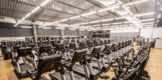 Sala de musculação da Academia São Paulo-Kansas com vários aparelhos de ginástica.
