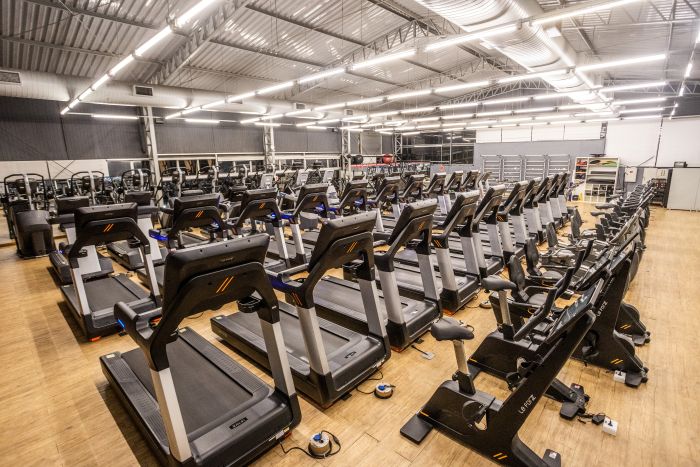 Sala de musculação da Academia São Paulo-Kansas com vários aparelhos de ginástica.