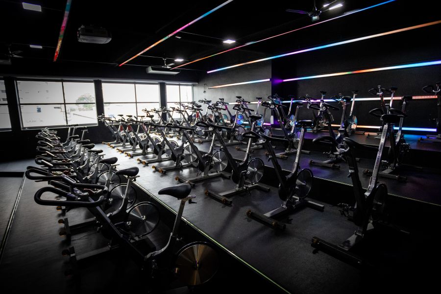 Sala de spinning da Academia São Paulo-Kansas com várias biciletas ergométricas estacionárias.