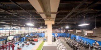 Visão de cima da academia no Rio de Janeiro da Cia Athletica com espaços para atividades variadas.